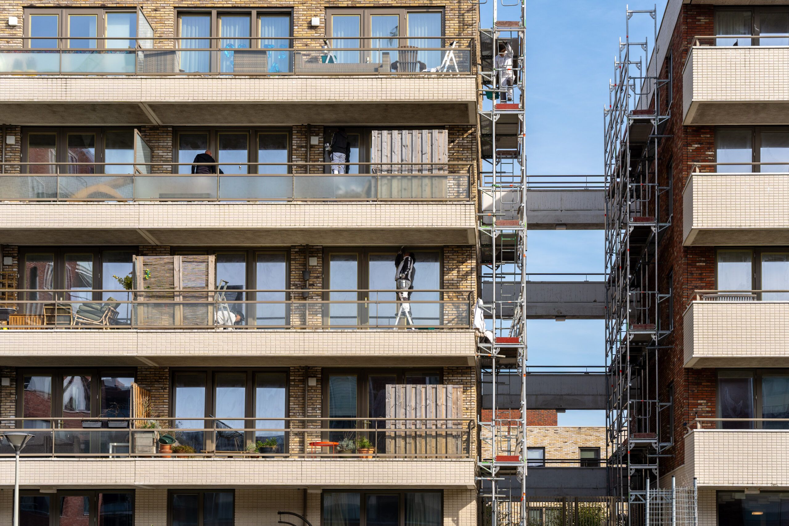 Balkons en steiger aan het complex aan de Houtrustweg in Scheveningen