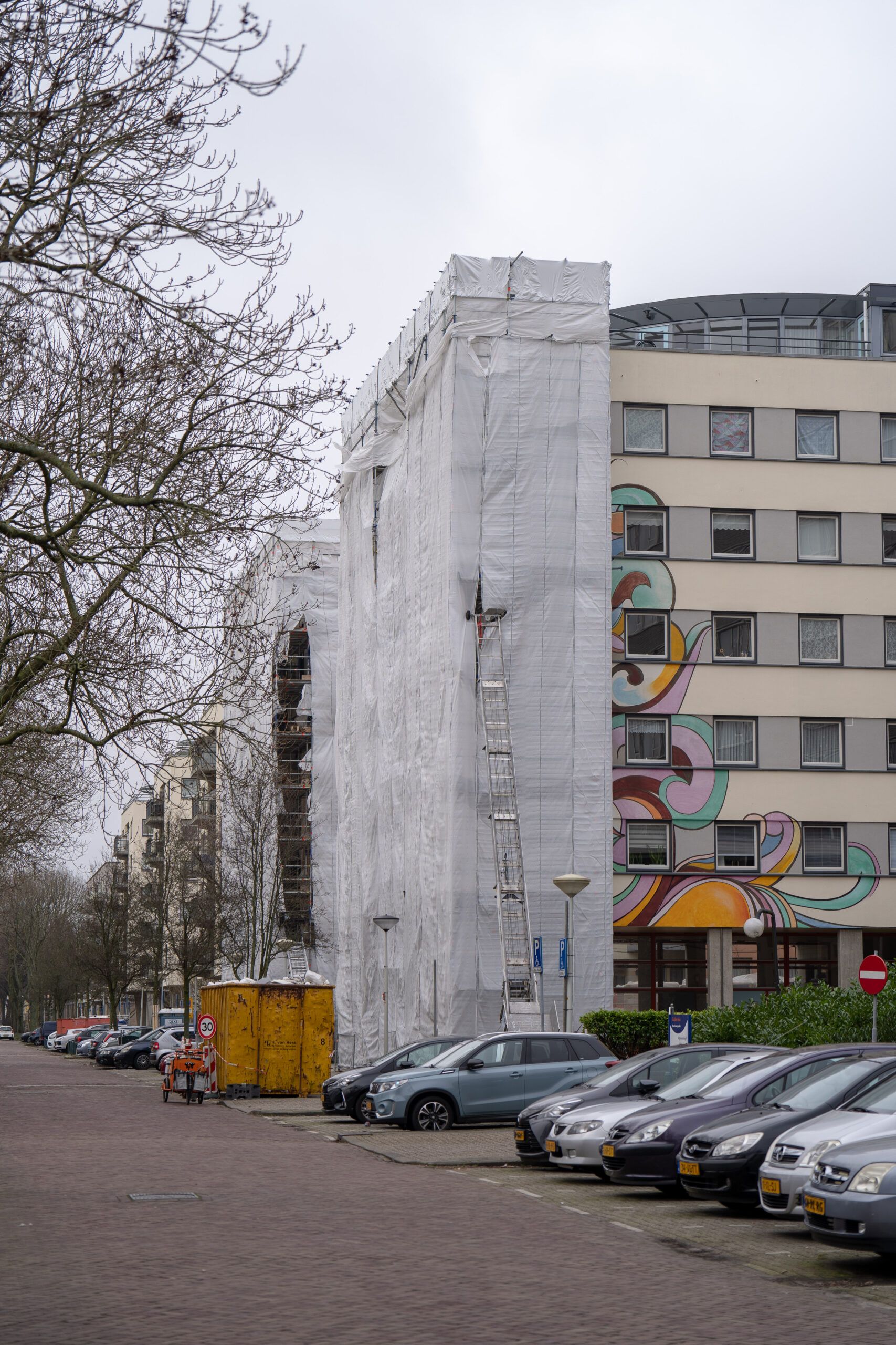 Ingepakte steiger tegen de kopgevel van Steenhouwersgaarde in Den Haag