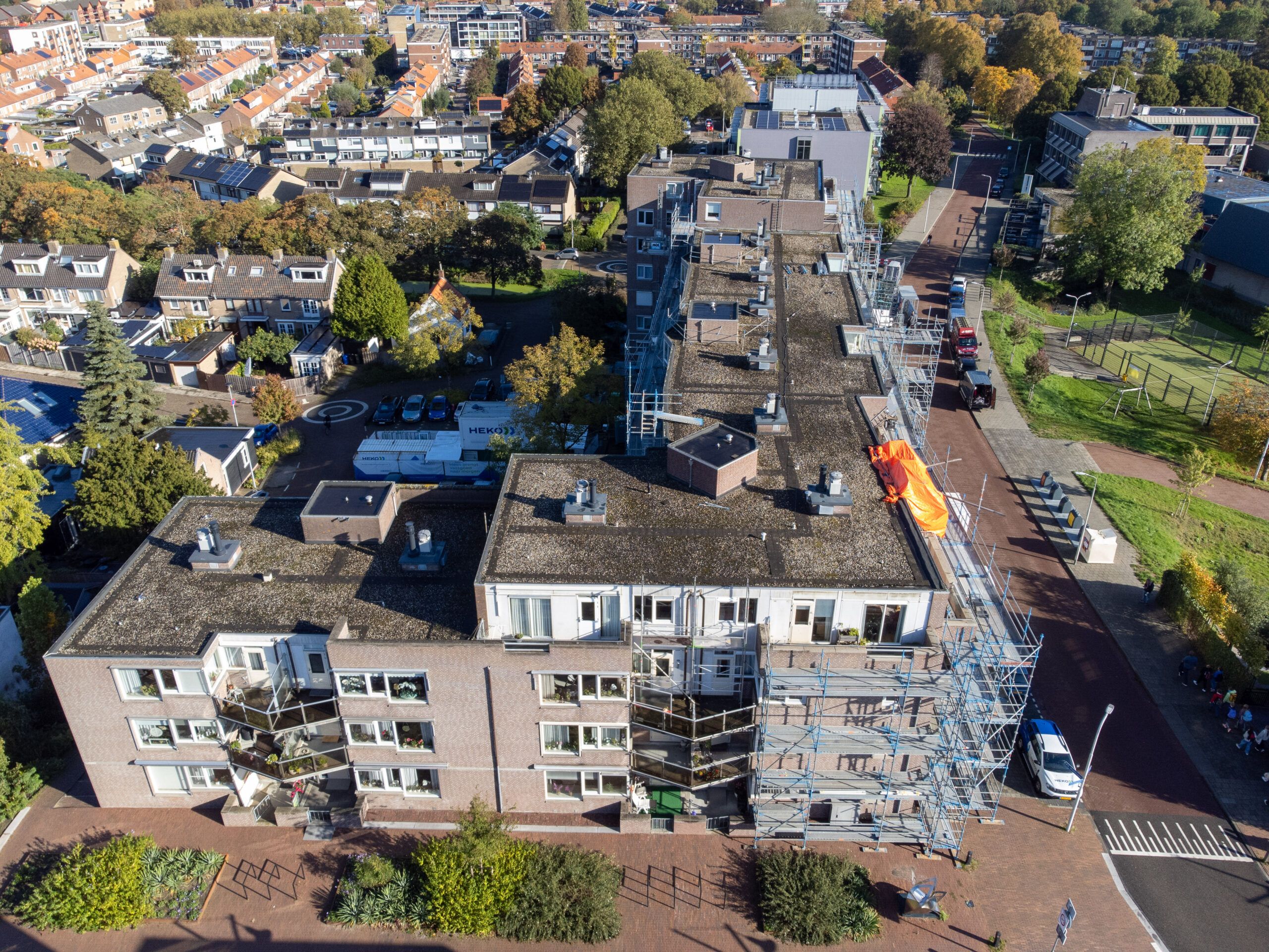 Luchtfoto van het wooncomplex met steigers in Sliedrecht
