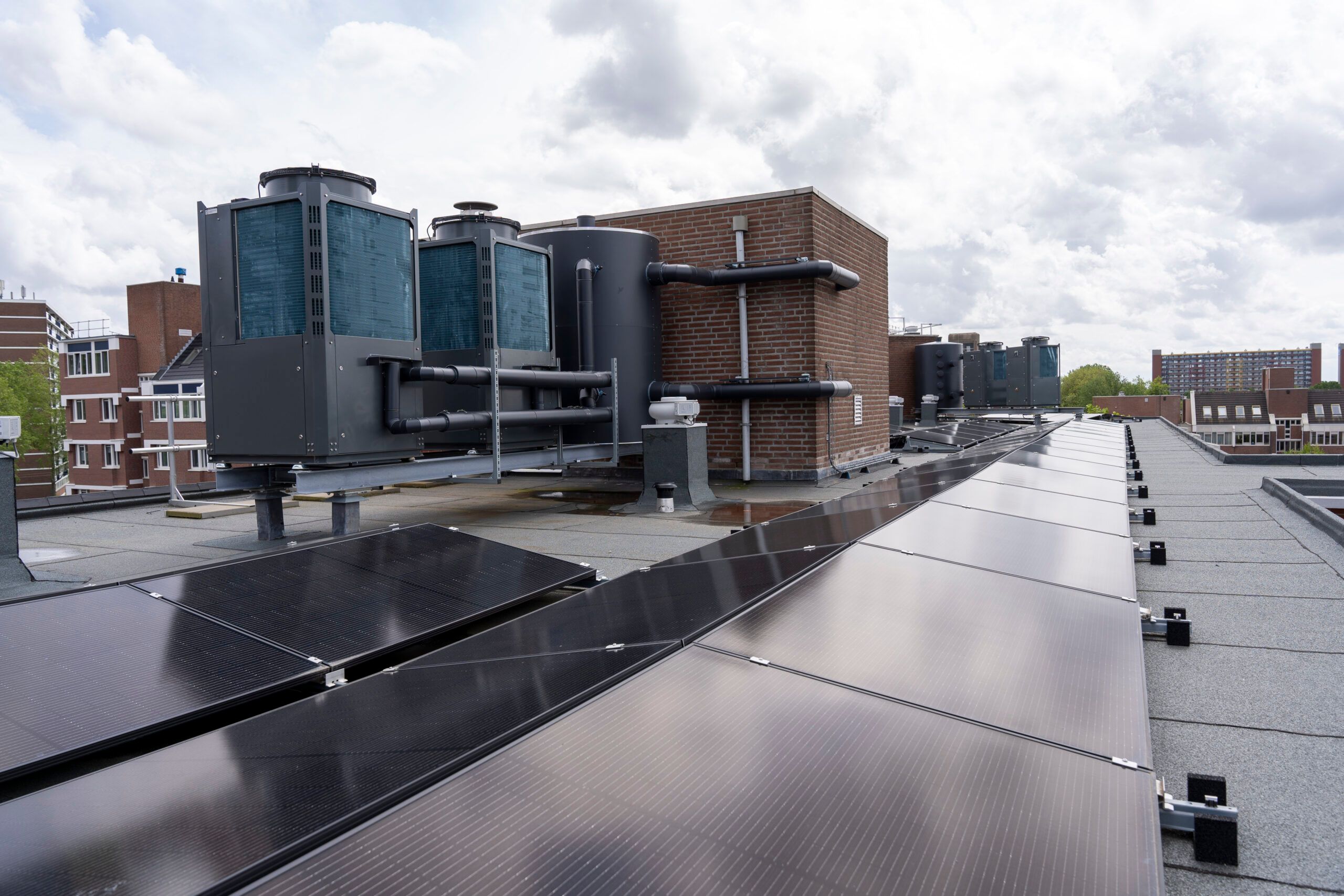 Zonnepanelen en warmtepompen op het dak van het complex aan het Marshallplein in Rijswijk