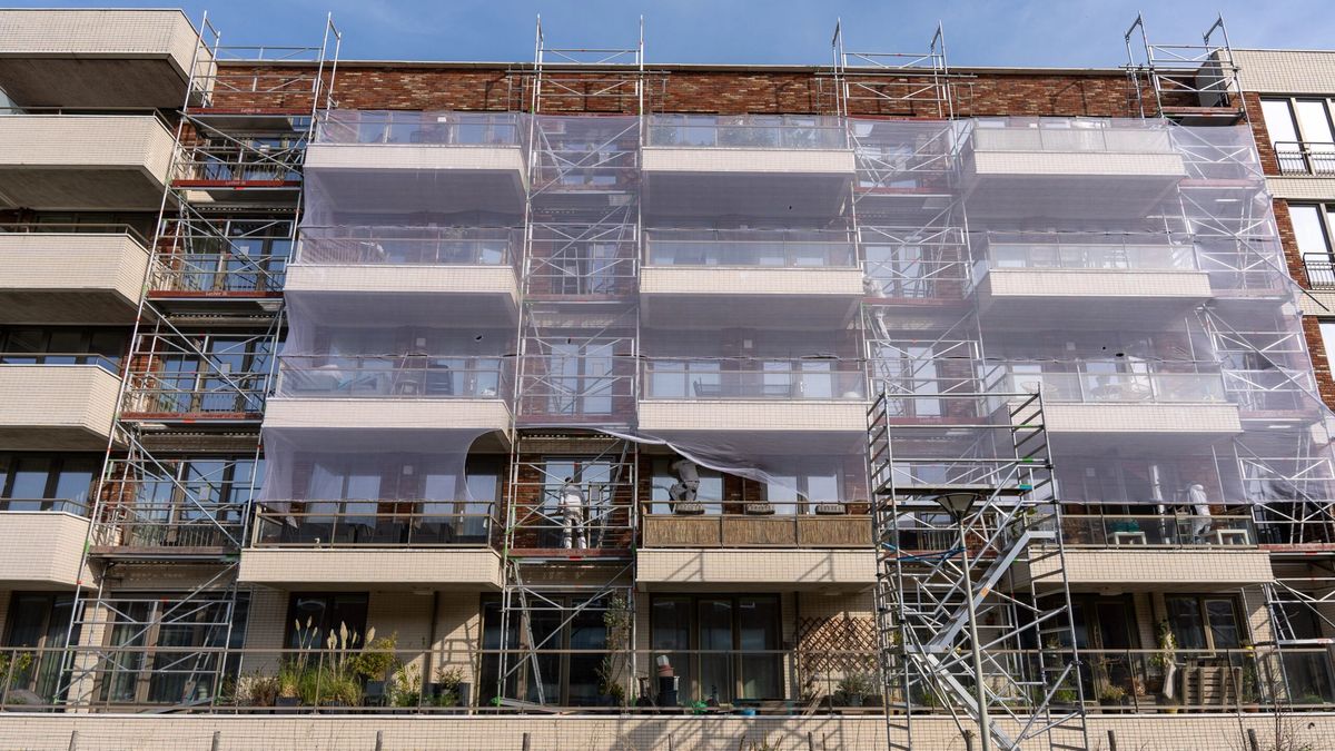 Steigers met doek langs de balkons van het complex aan de Houtrustweg in Scheveningen