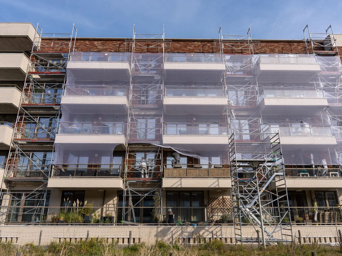 Steigers met doek langs de balkons van het complex aan de Houtrustweg in Scheveningen
