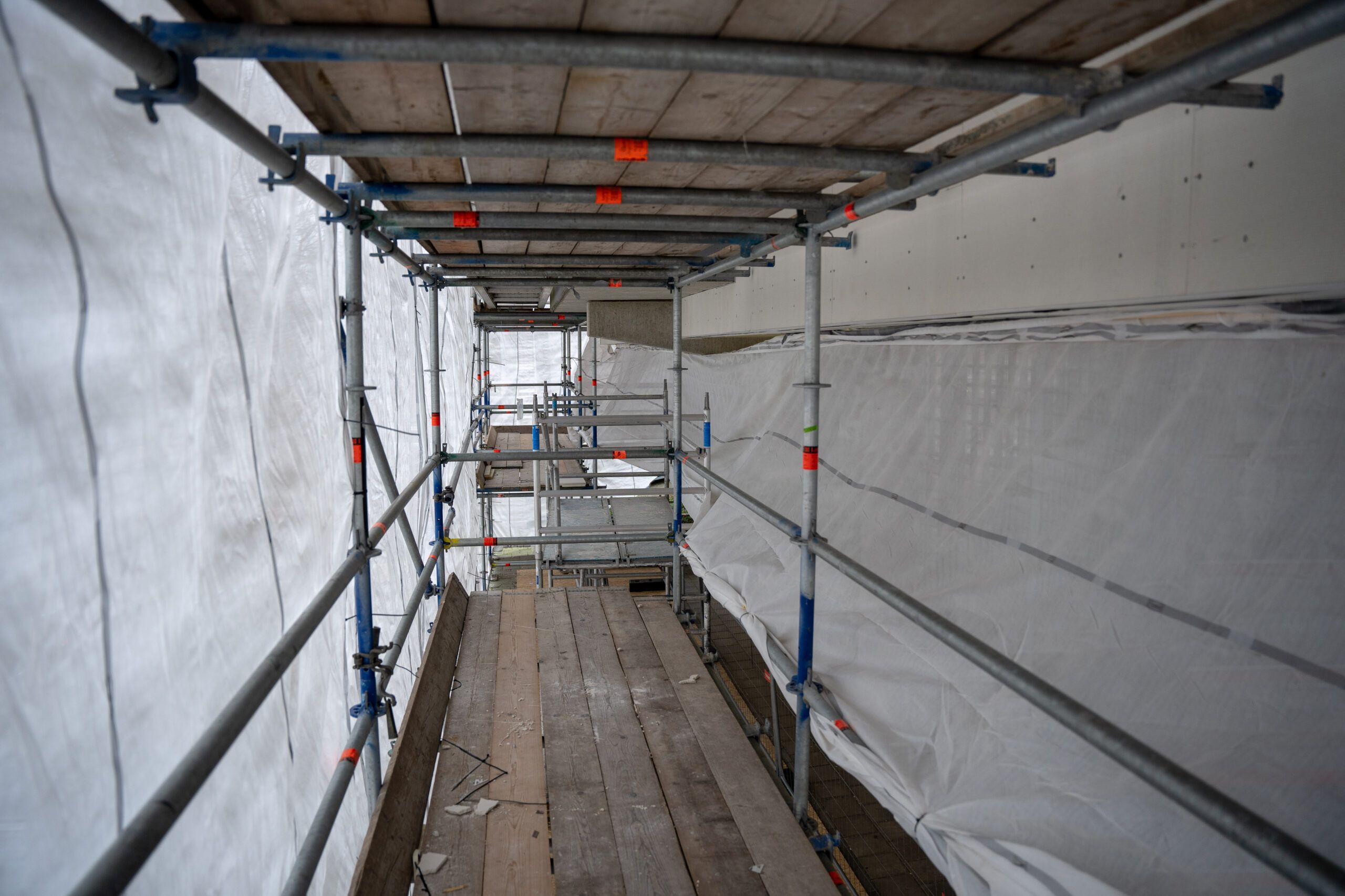 Steiger langs de gevel tijdens de renovatie van Steenhouwersgaarde in Den Haag
