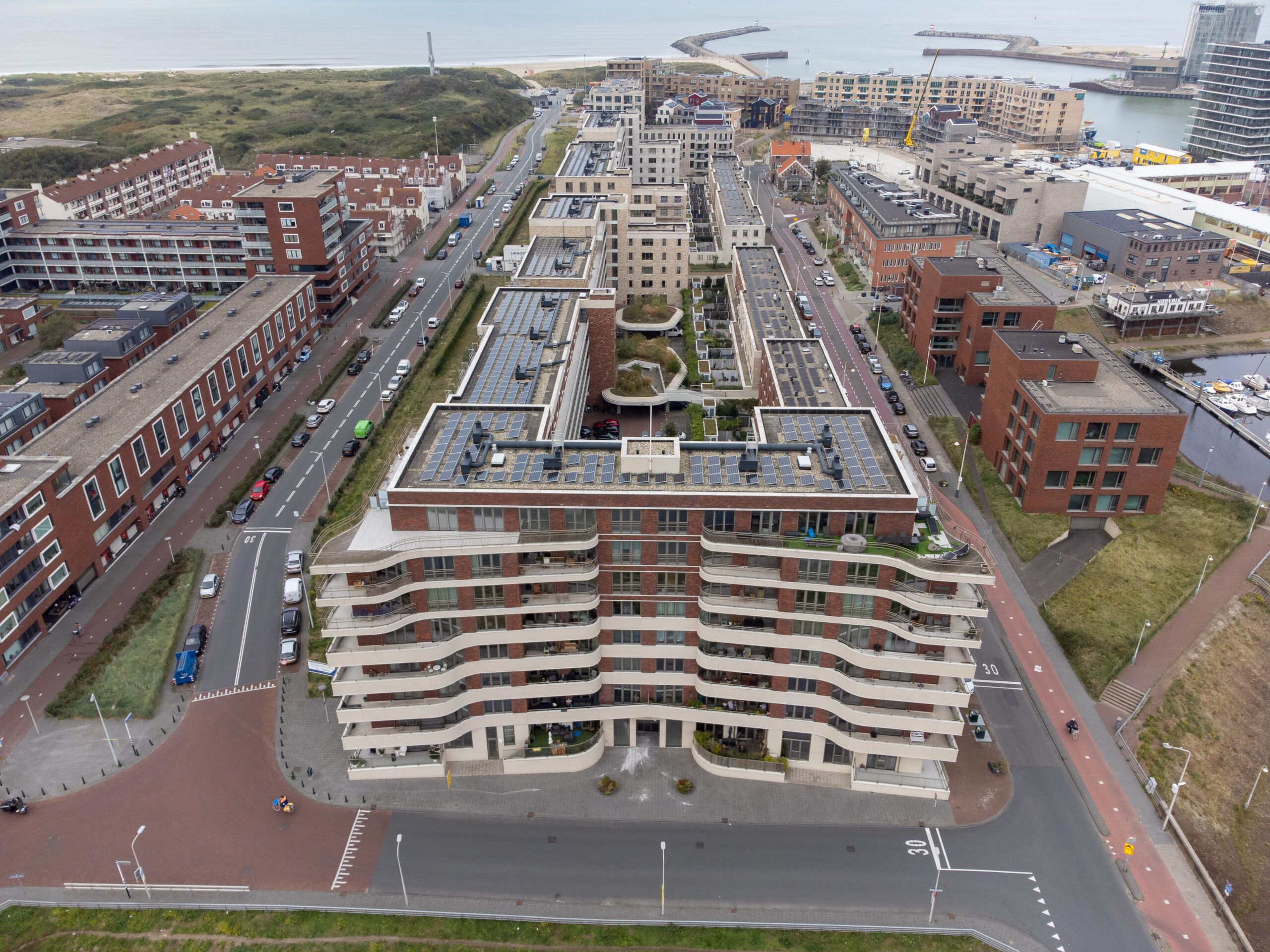 Luchtfoto van het appartementencomplex aan de Houtrustweg in Scheveningen