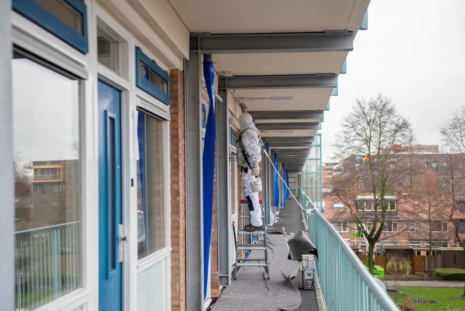 Galerij van een flat bij de Karekietstraat tijdens de werkzaamheden