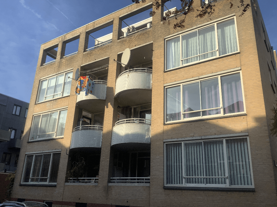 Appartementengebouw met balkons aan de Evastraat in Rotterdam