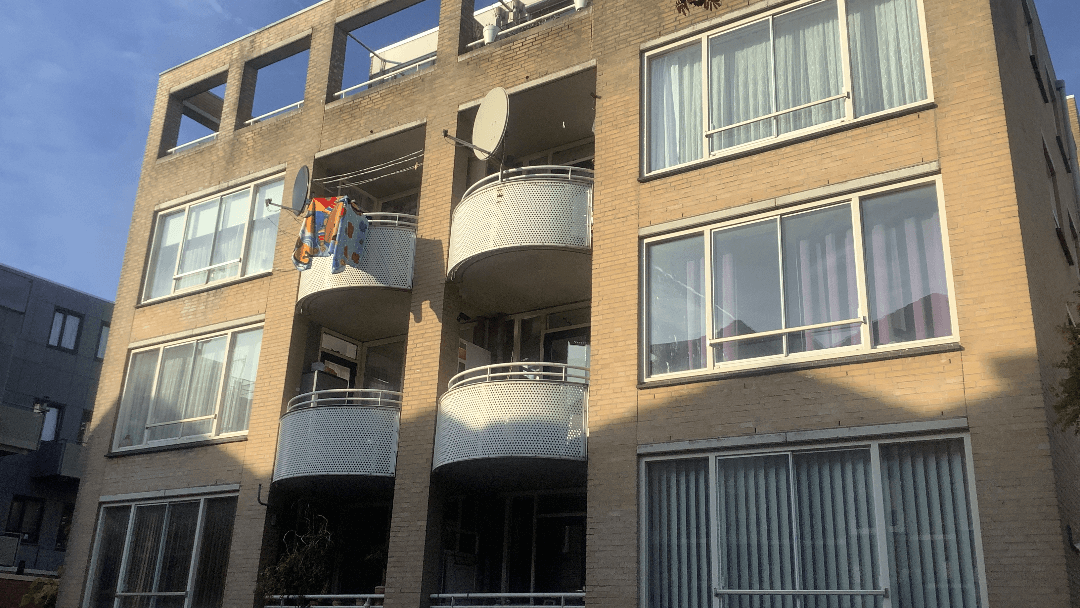 Appartementengebouw met balkons aan de Evastraat in Rotterdam