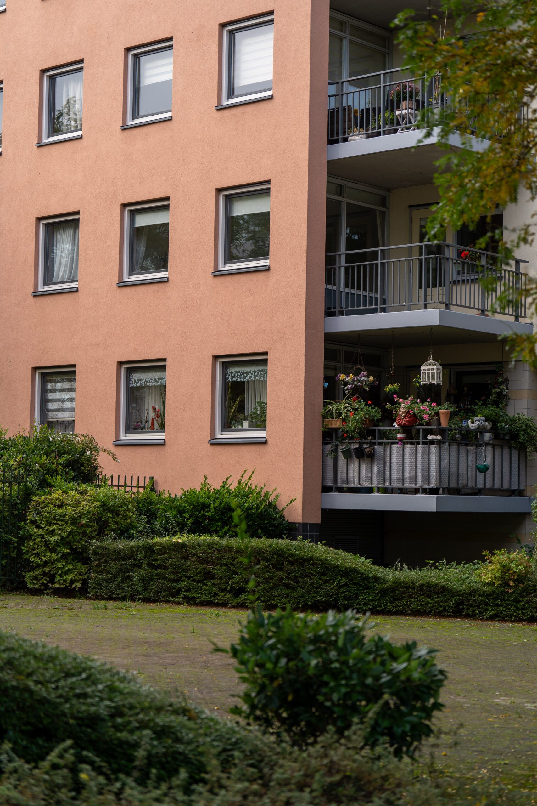 Gevel met balkons en groen bij Steenhouwersgaarde in Den Haag