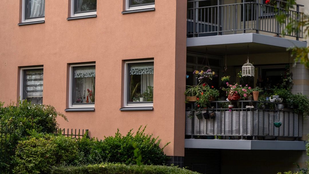 Gevel met balkons en groen bij Steenhouwersgaarde in Den Haag