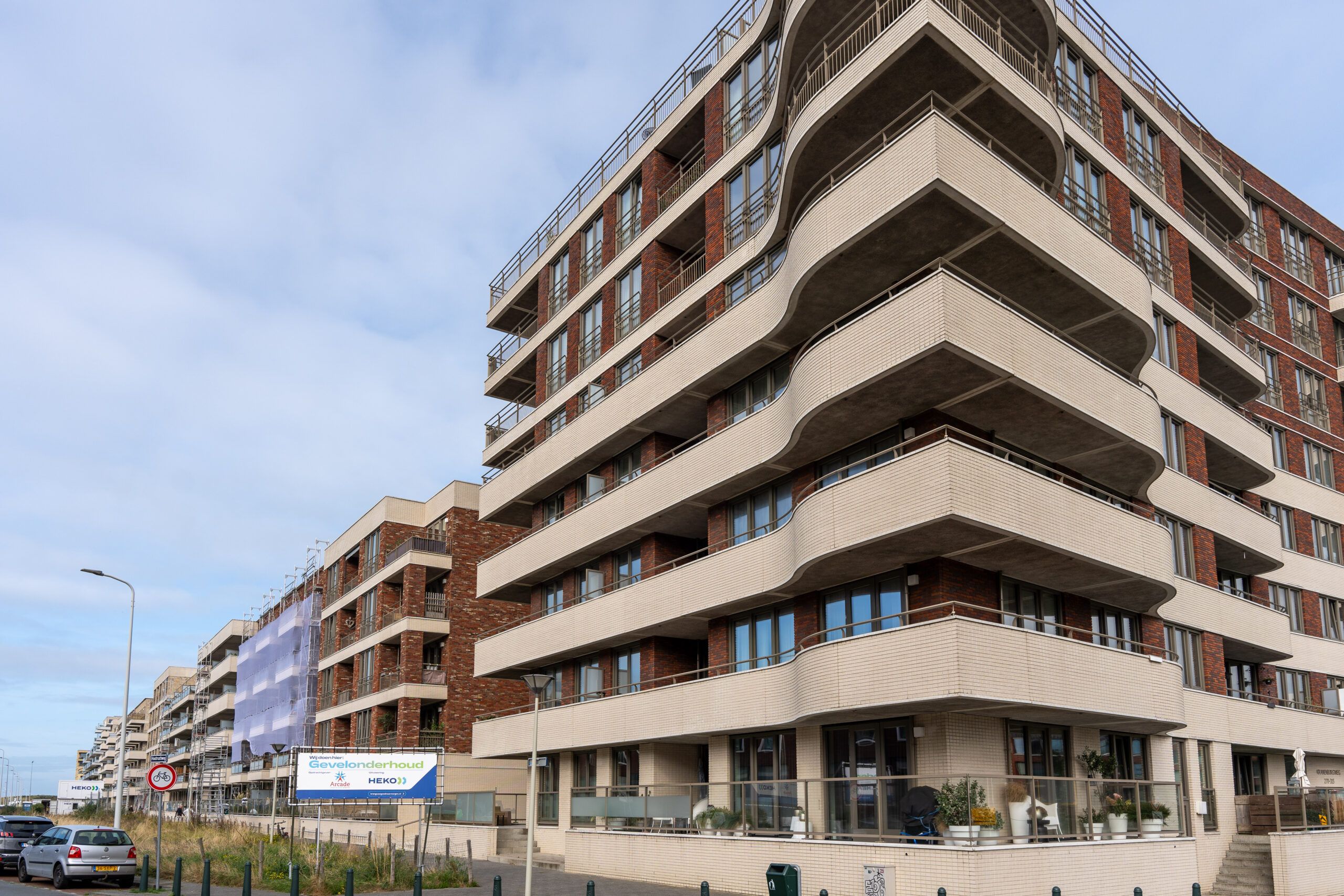Hoek van het appartementencomplex aan de Houtrustweg in Scheveningen