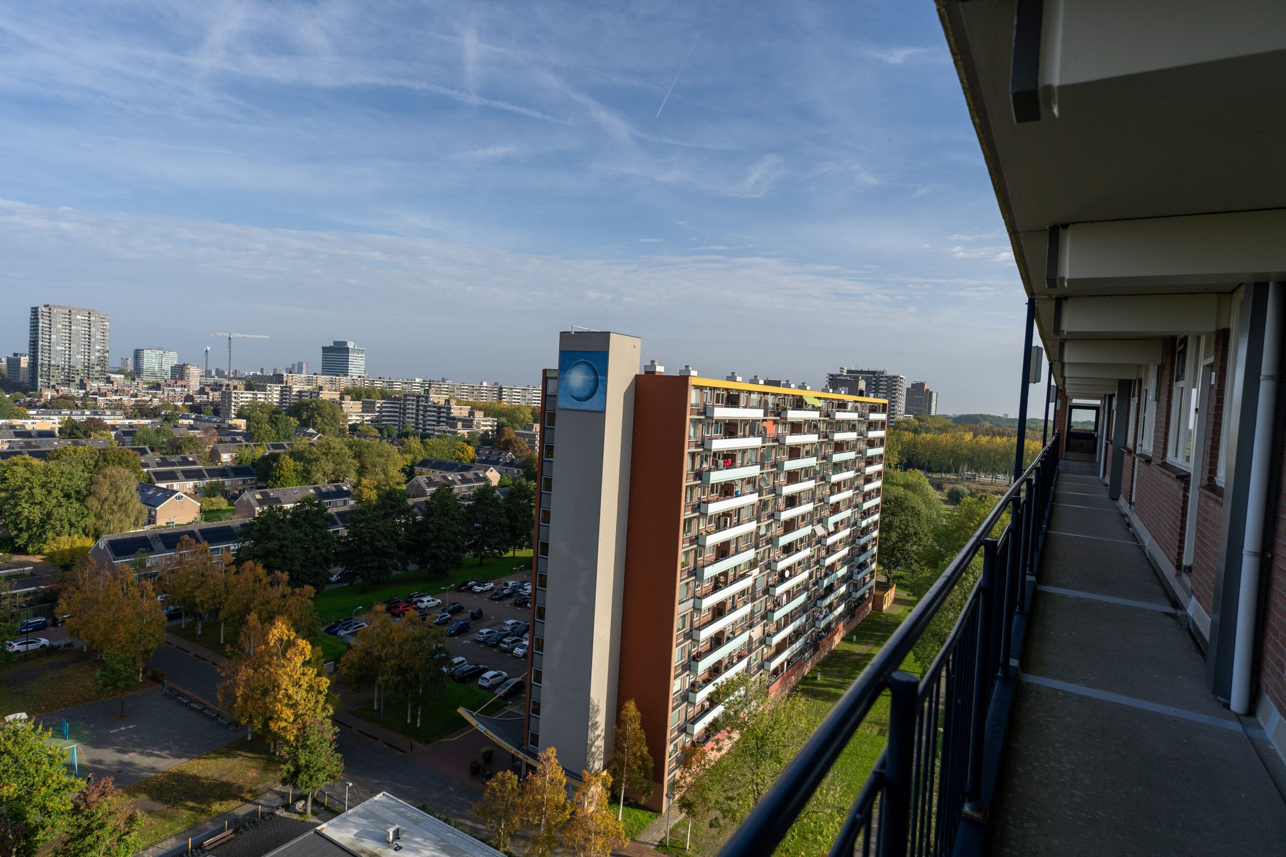 Galerij van een hoge flat in Rijswijk met uitzicht over de stad