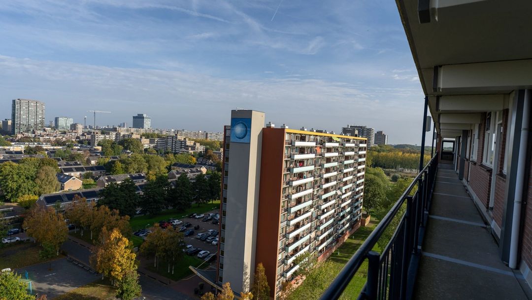 Galerij van een hoge flat in Rijswijk met uitzicht over de stad