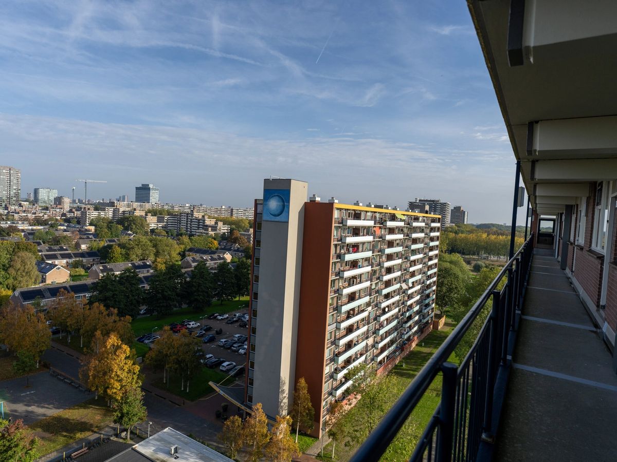 Galerij van een hoge flat in Rijswijk met uitzicht over de stad