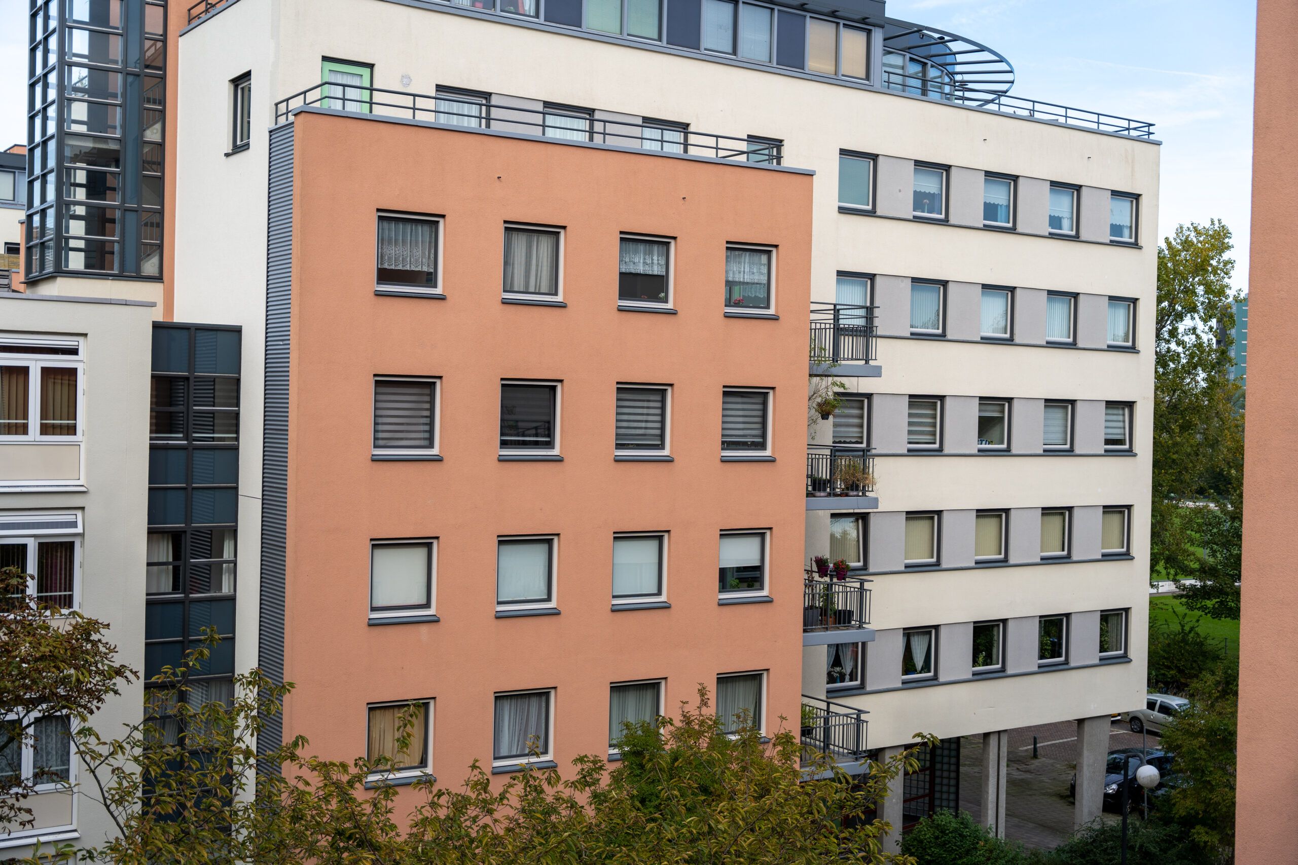 Vernieuwde gevels van wooncomplex Steenhouwersgaarde in Den Haag