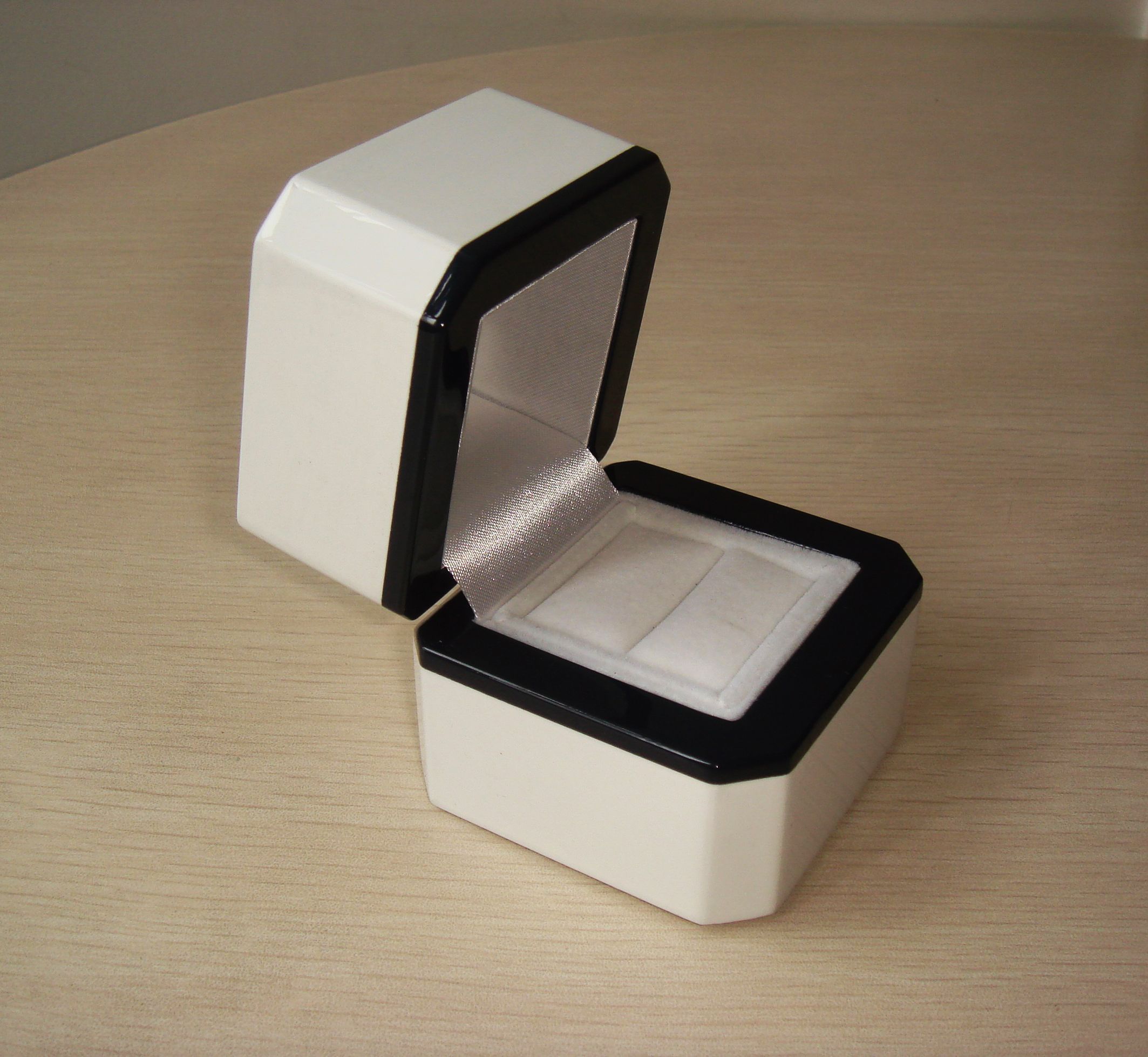 WBX-05 Lacquered Wooden Jewelry Box