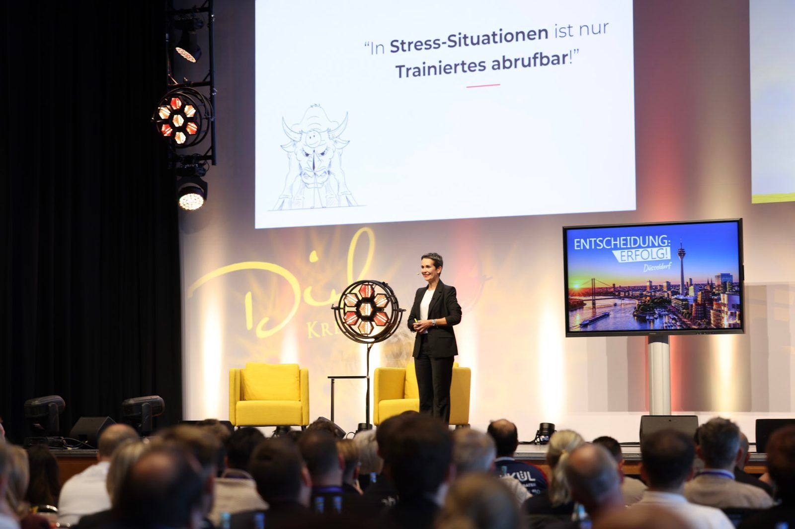 Shila Driesch auf der Bühne von Entscheidung Erfolg, auf der Leinwand der Satz „In Stress-Situationen ist nur Trainiertes abrufbar!“