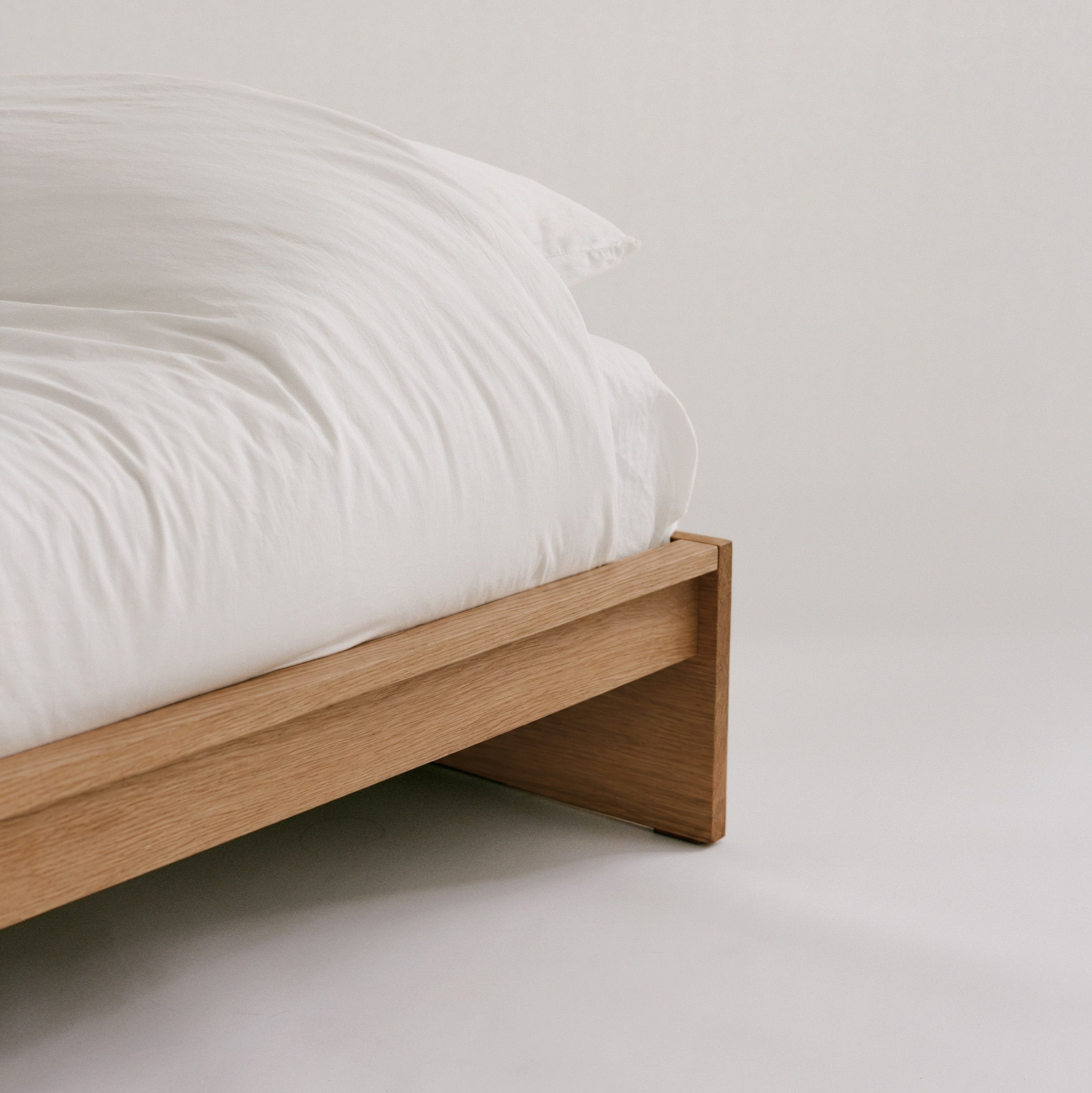 Dris Bed, Queen / Natural Oak