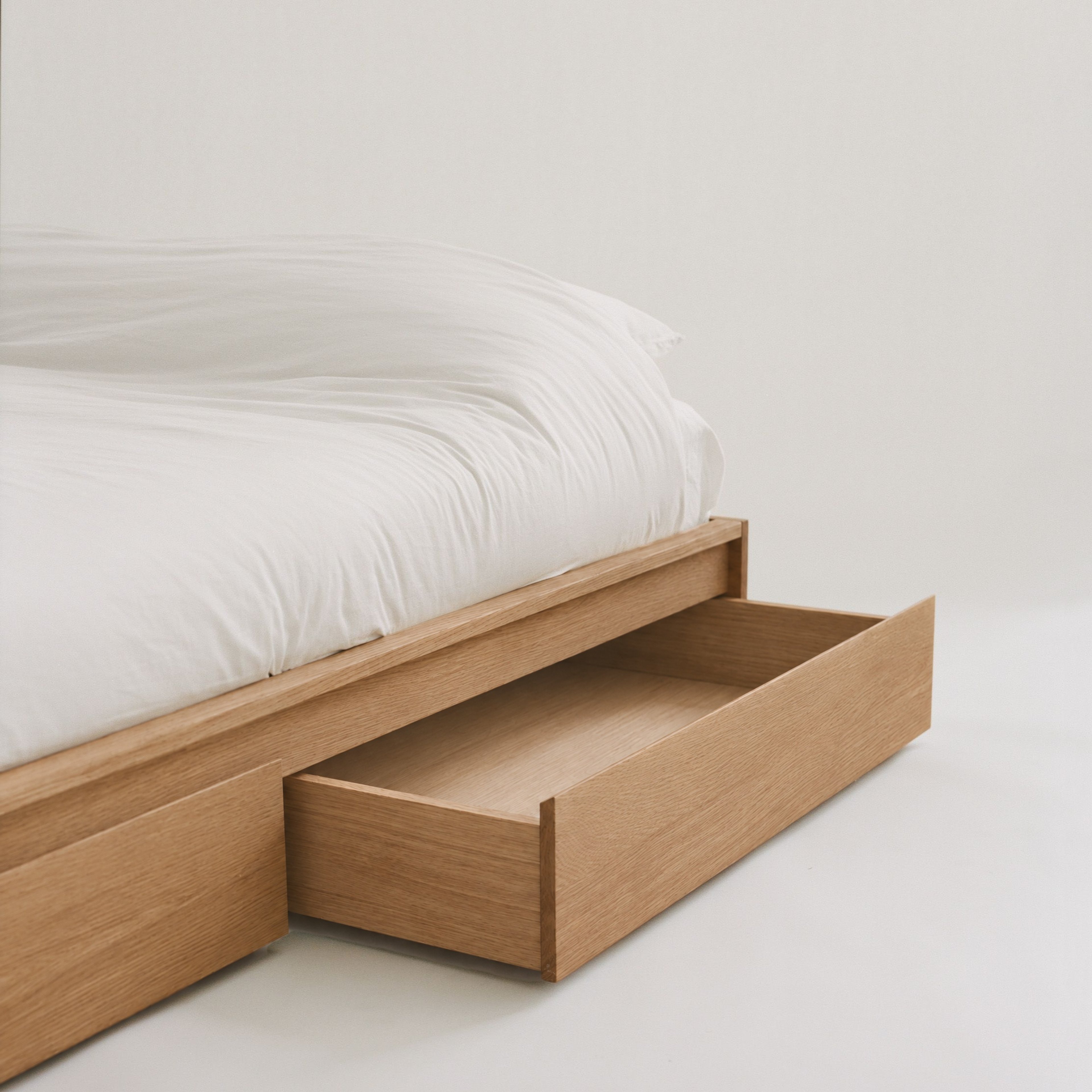 Dris Bed, Queen / Natural Oak
