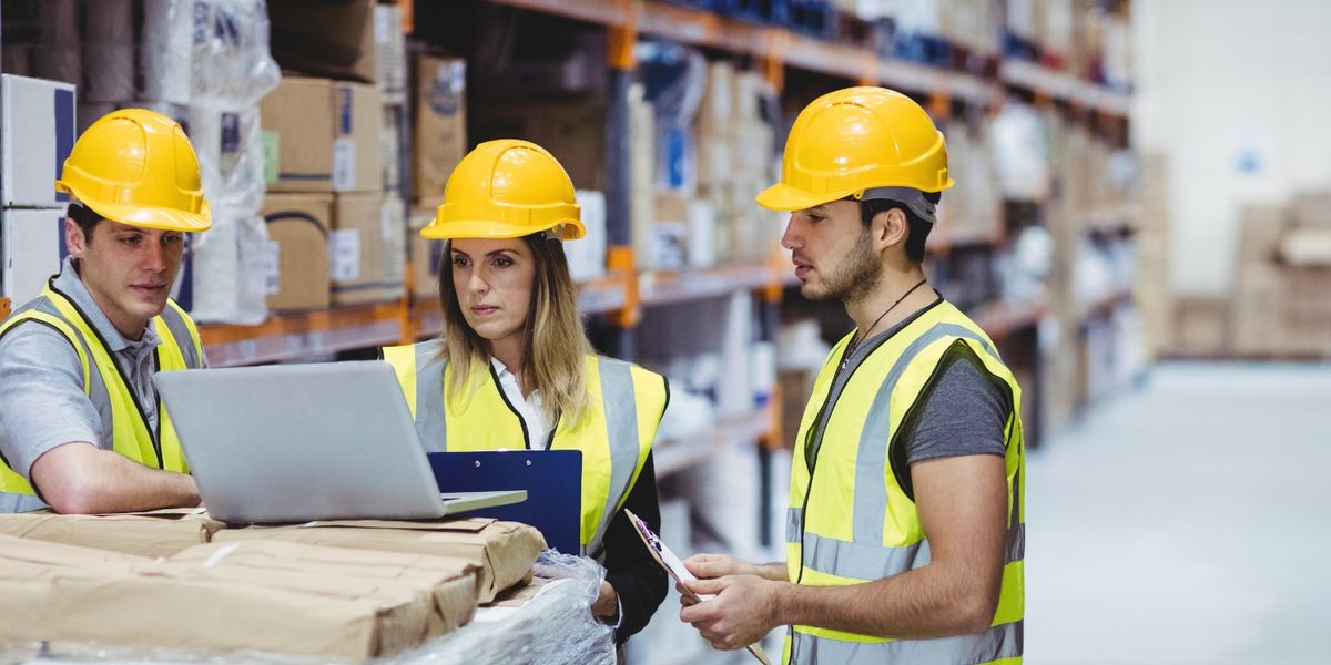 Personas trabajando en logística