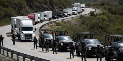 Camión de carga en carretera mexicana y reten de seguridad