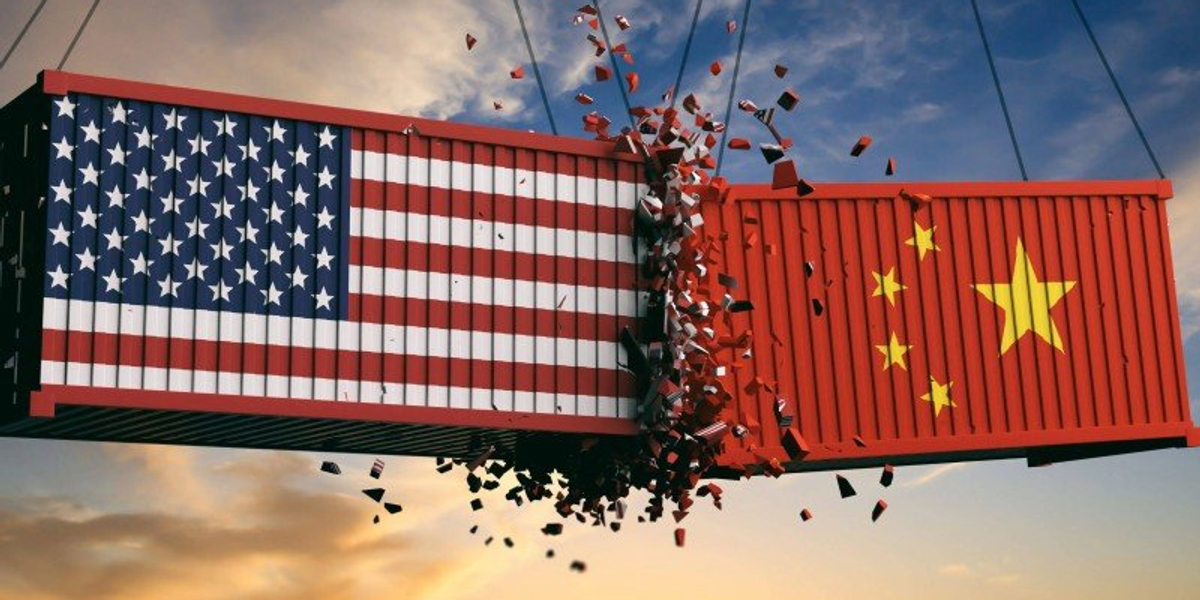 contenededores de USA y China chocando