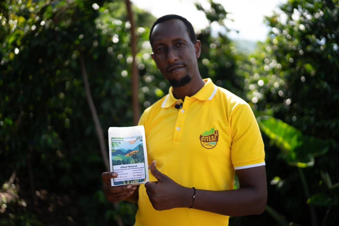 Aimé hold a bag of Warawul roasted coffee