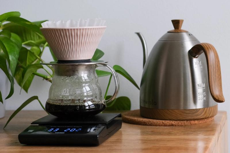 Preparing El Rodeo Gesha with a Loveramics brewer