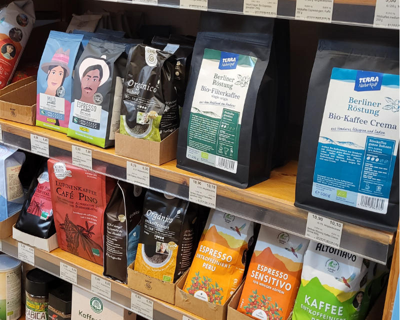 Supermarktregale mit Bio-Kaffee aus Fair Trade Handel