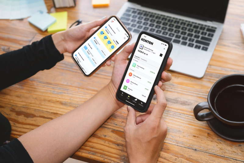 Two friends pay with Wero