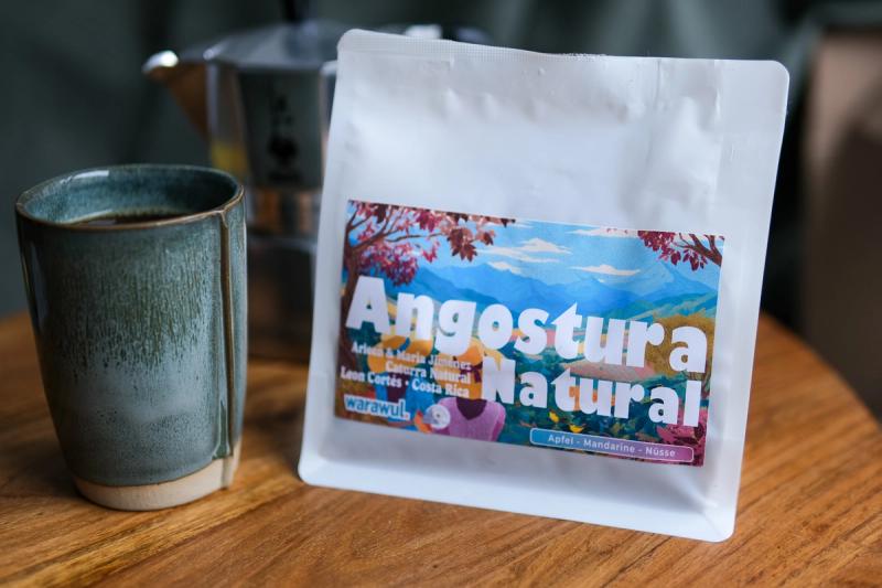 Eine Packung Angostura Natural neben einer Tasse Kaffee