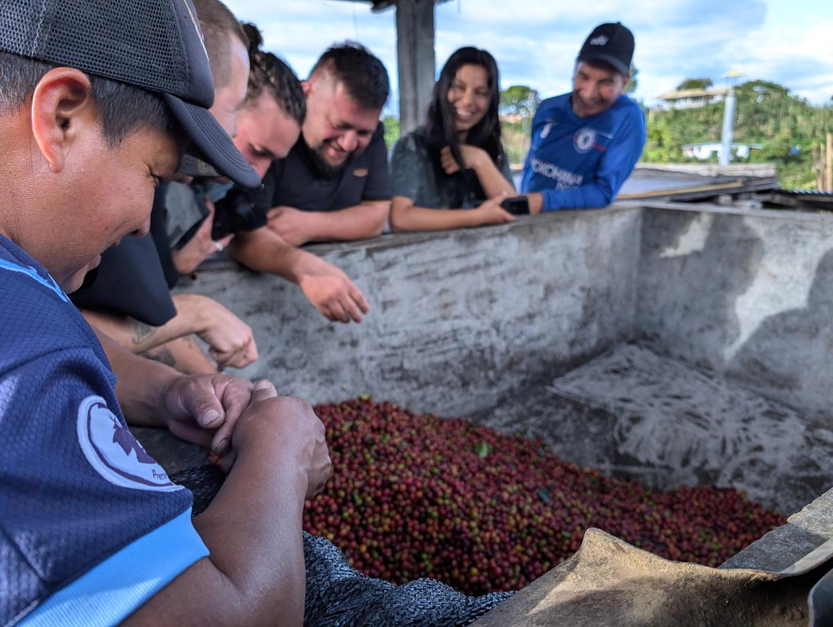 Mitglieder der monKaaba-Gruppe chatten