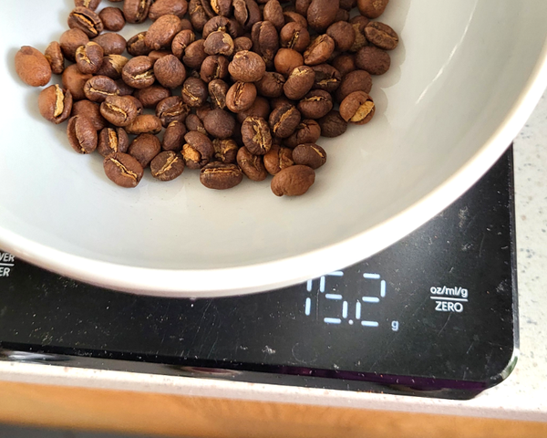 Abwiegen von Kaffeebohnen in der Warawul Küche