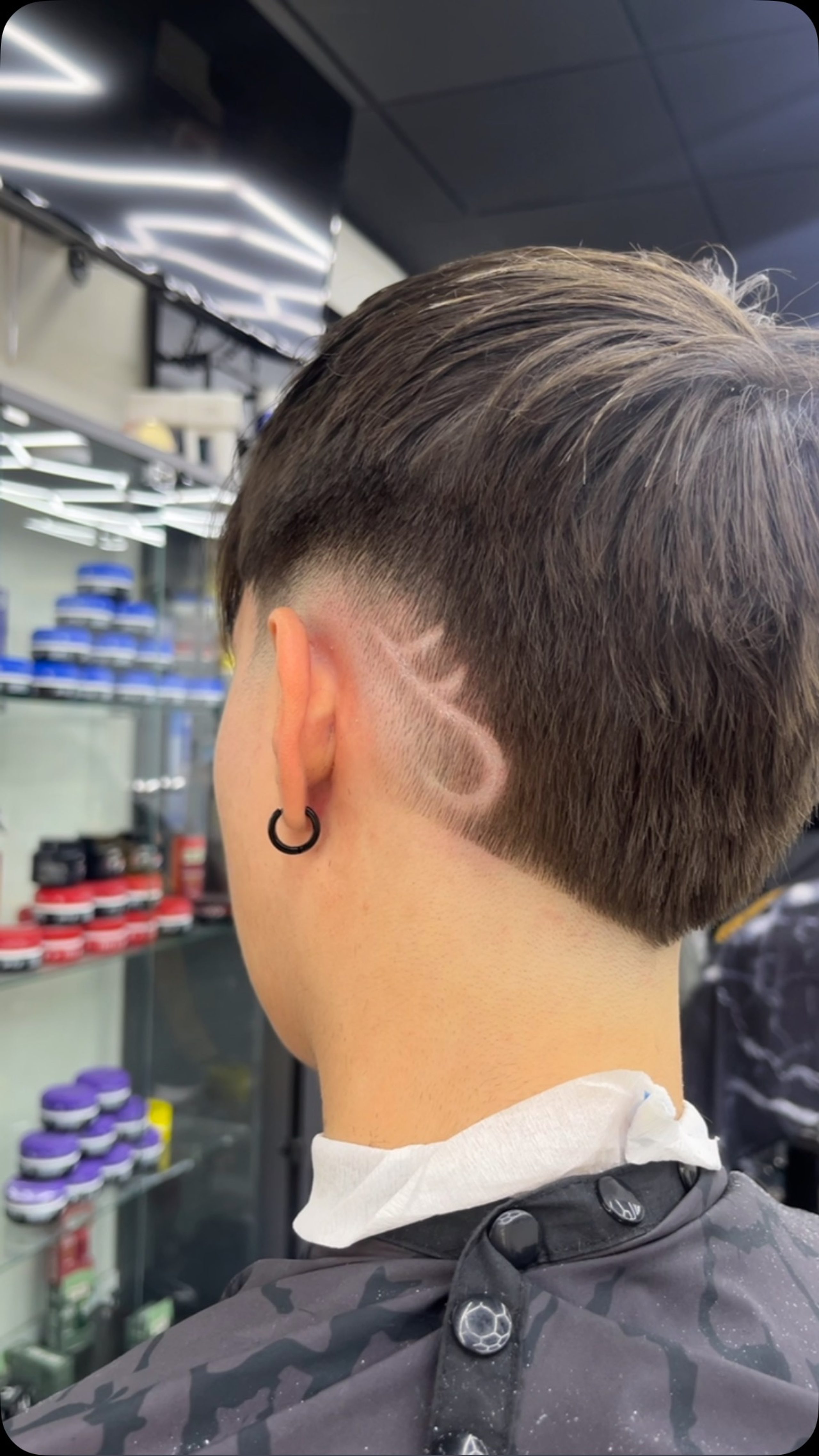 Nuca con el pelo liso peinado y una línea rasurada en el lateral