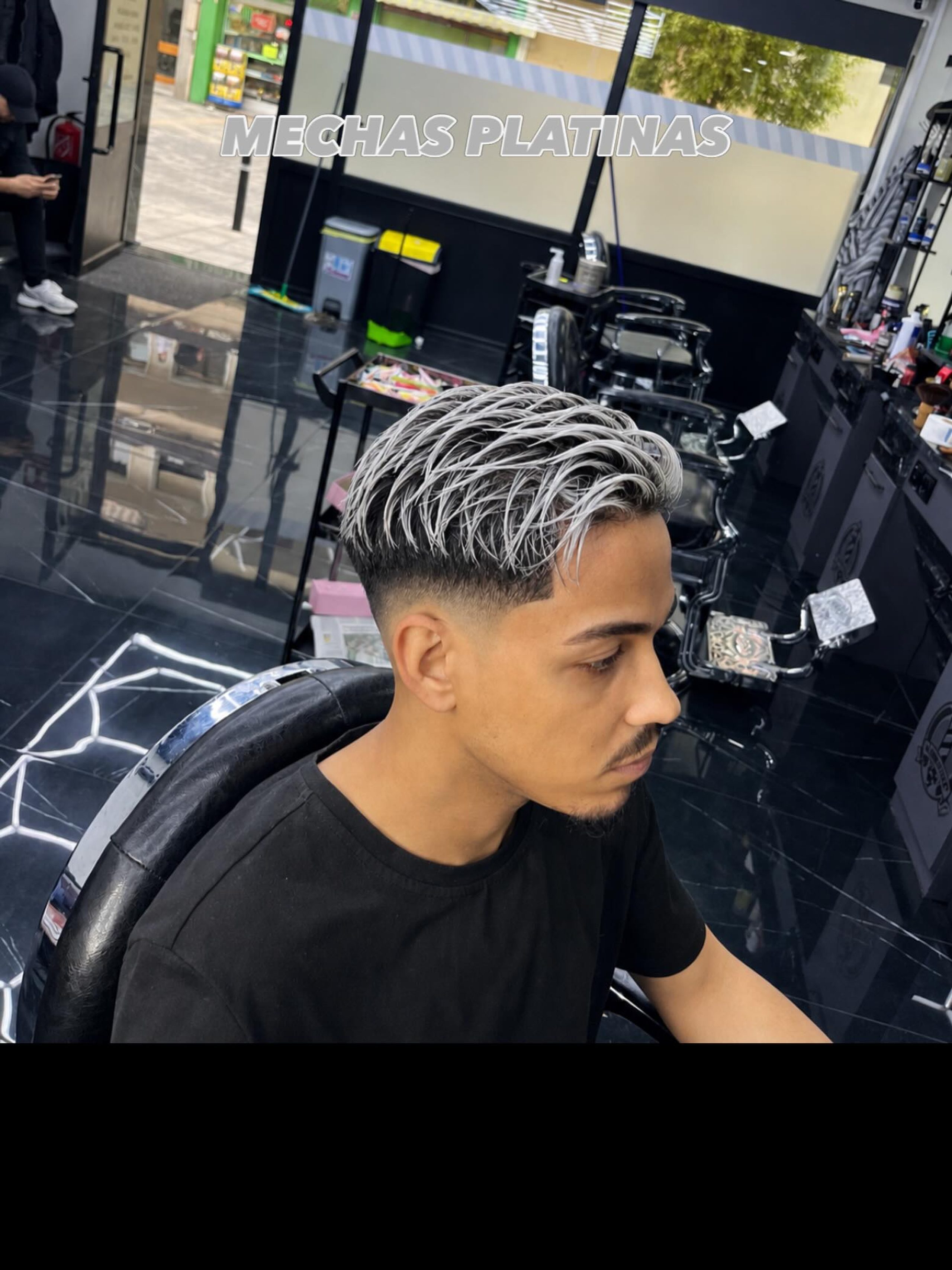 Mechas platinas sobre pelo oscuro con los lados desvanecidos