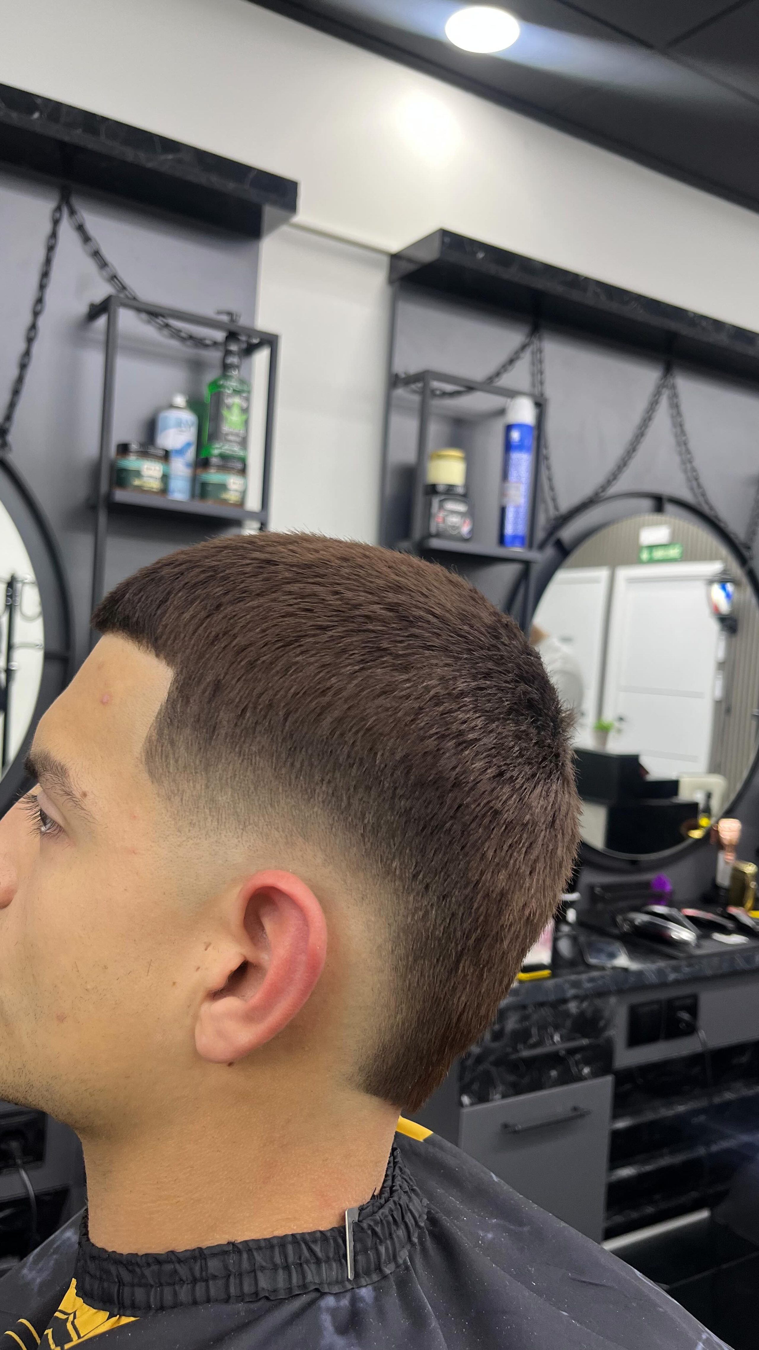 Desvanecido clásico de perfil, con la patilla perfilada