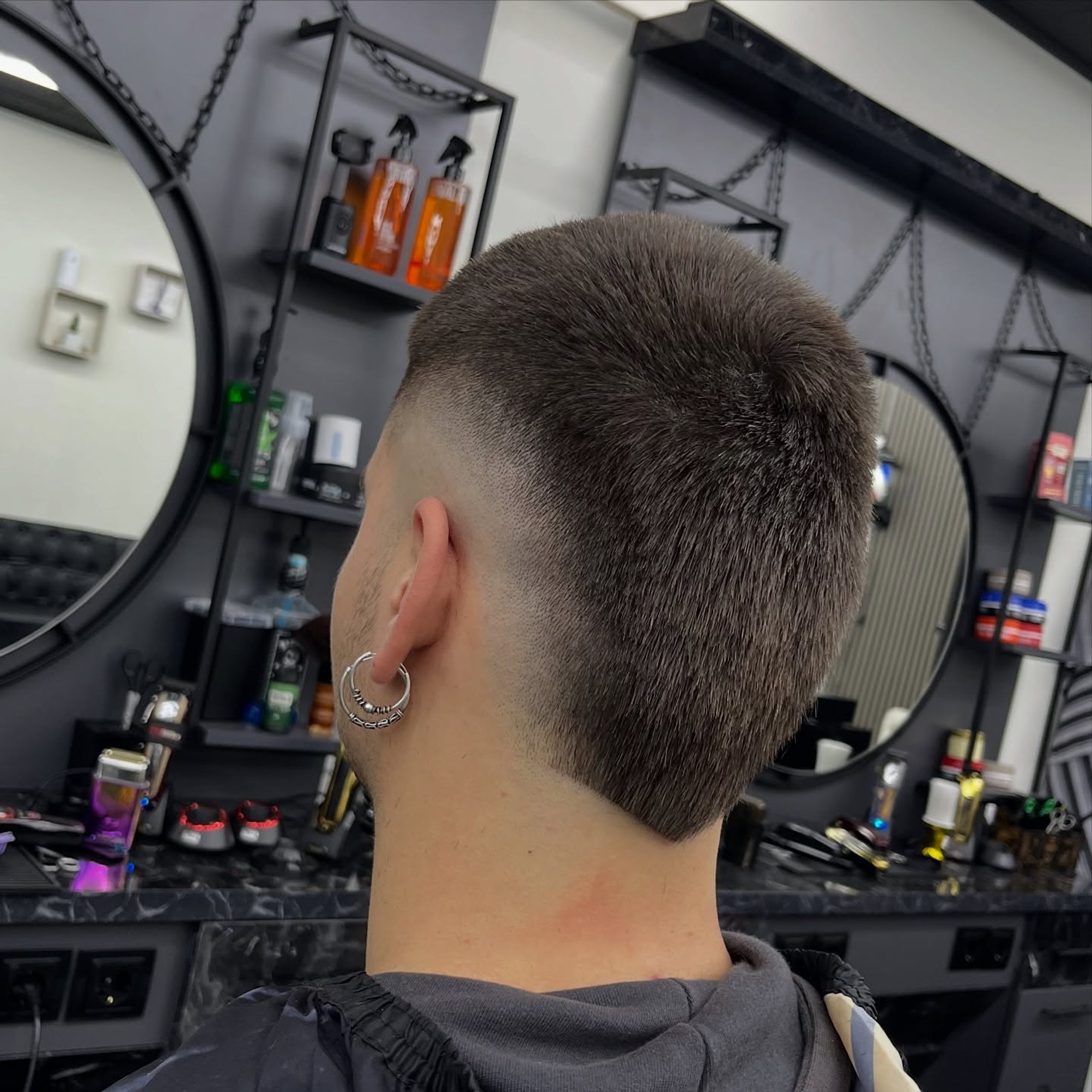 Desvanecido a piel de perfil, con el contorno de la patilla marcado