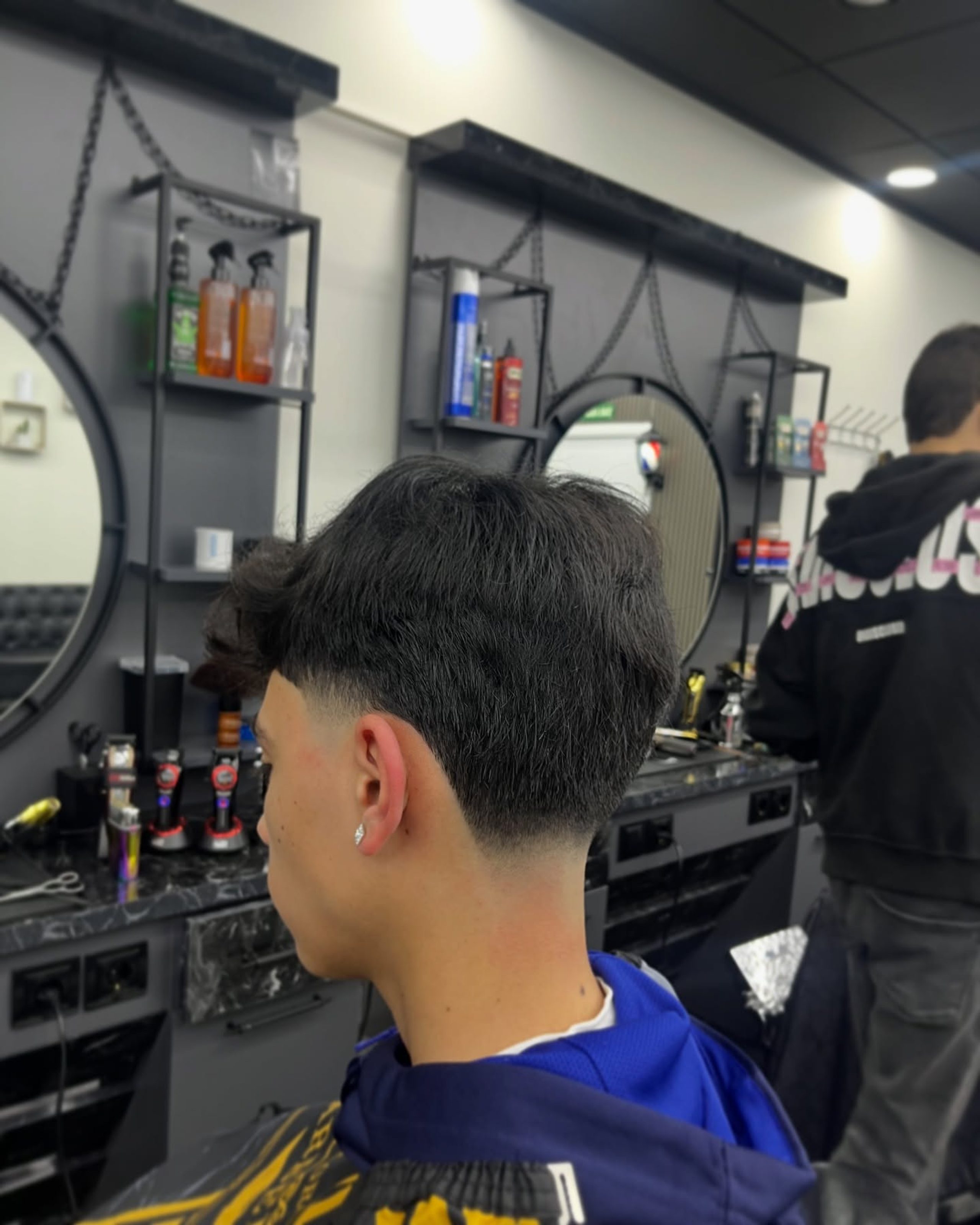 Desvanecido de perfil reflejado en el espejo del puesto