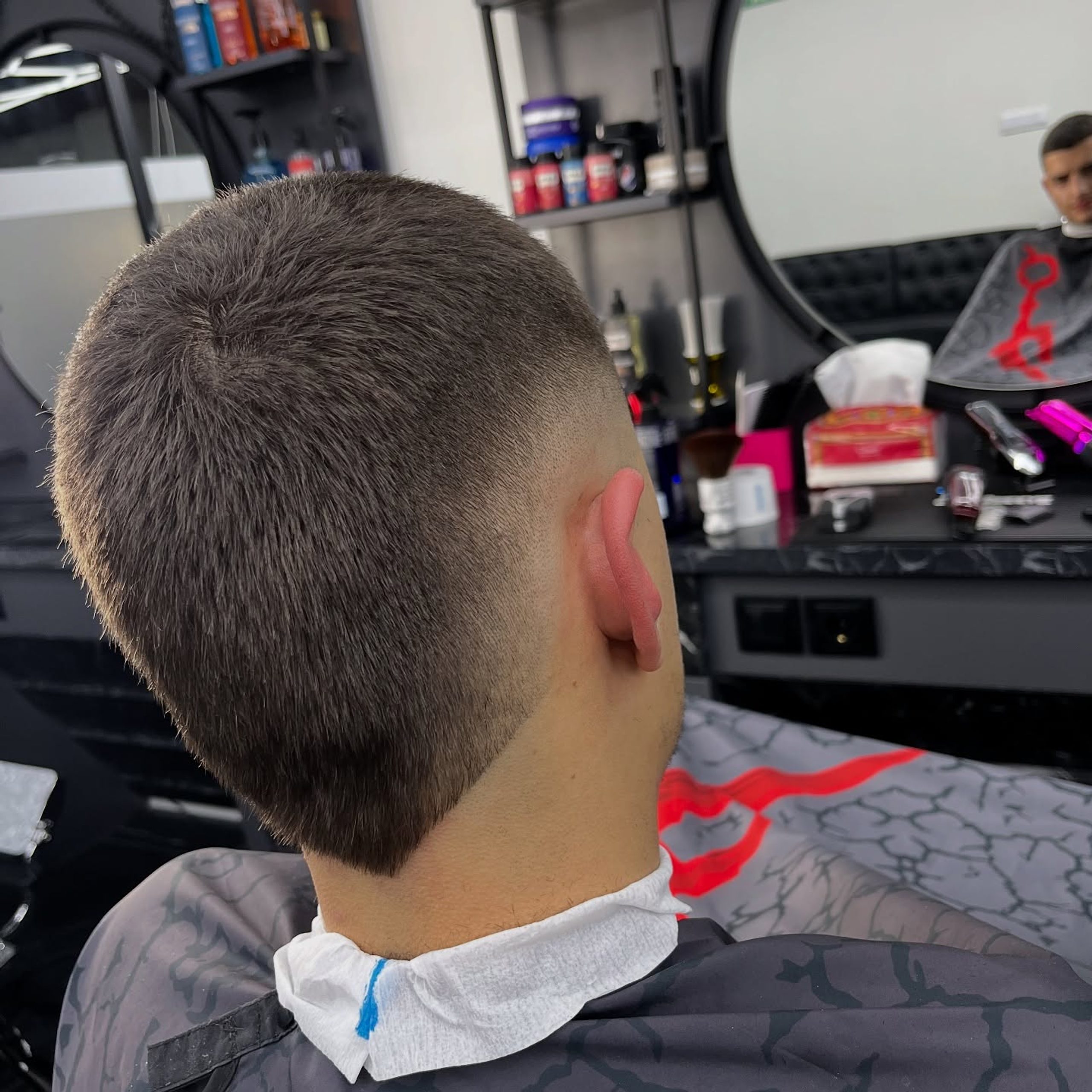 Nuca con desvanecido en degradado y la oreja perfilada