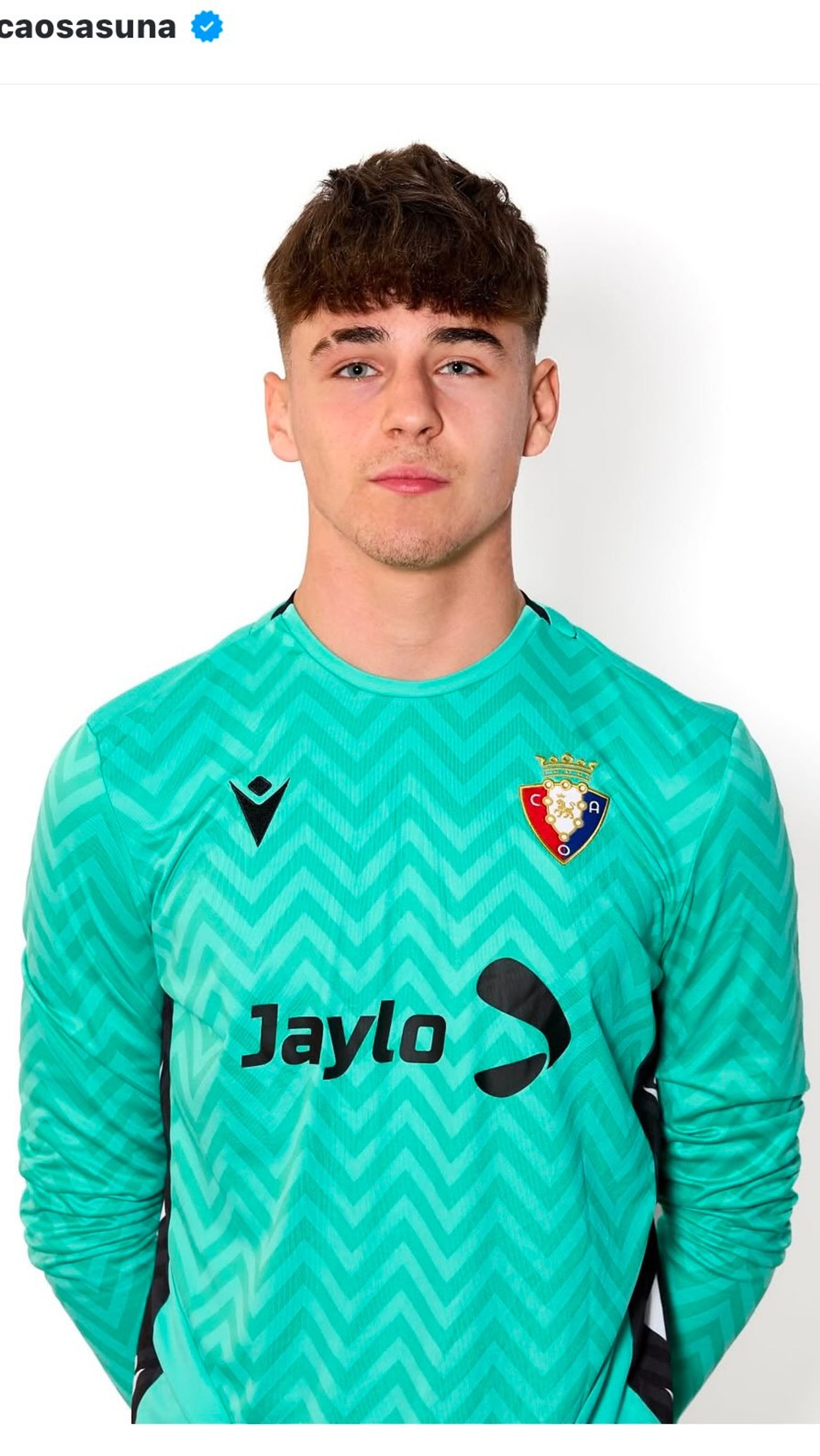 Corte marcado y peinado hacia delante, retrato de estudio con la camiseta del Osasuna