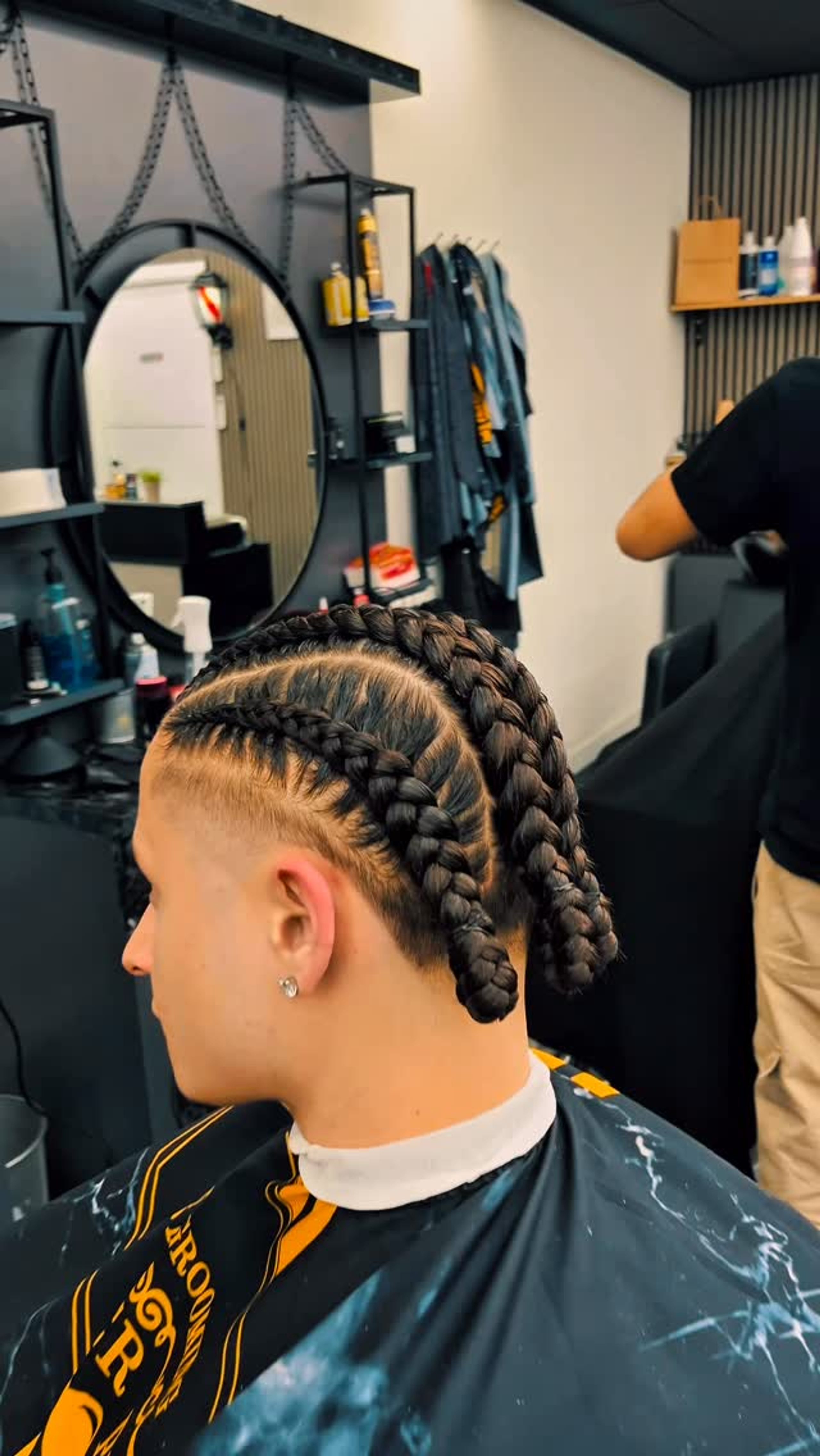 Trenzas pegadas al cuero cabelludo con los laterales desvanecidos