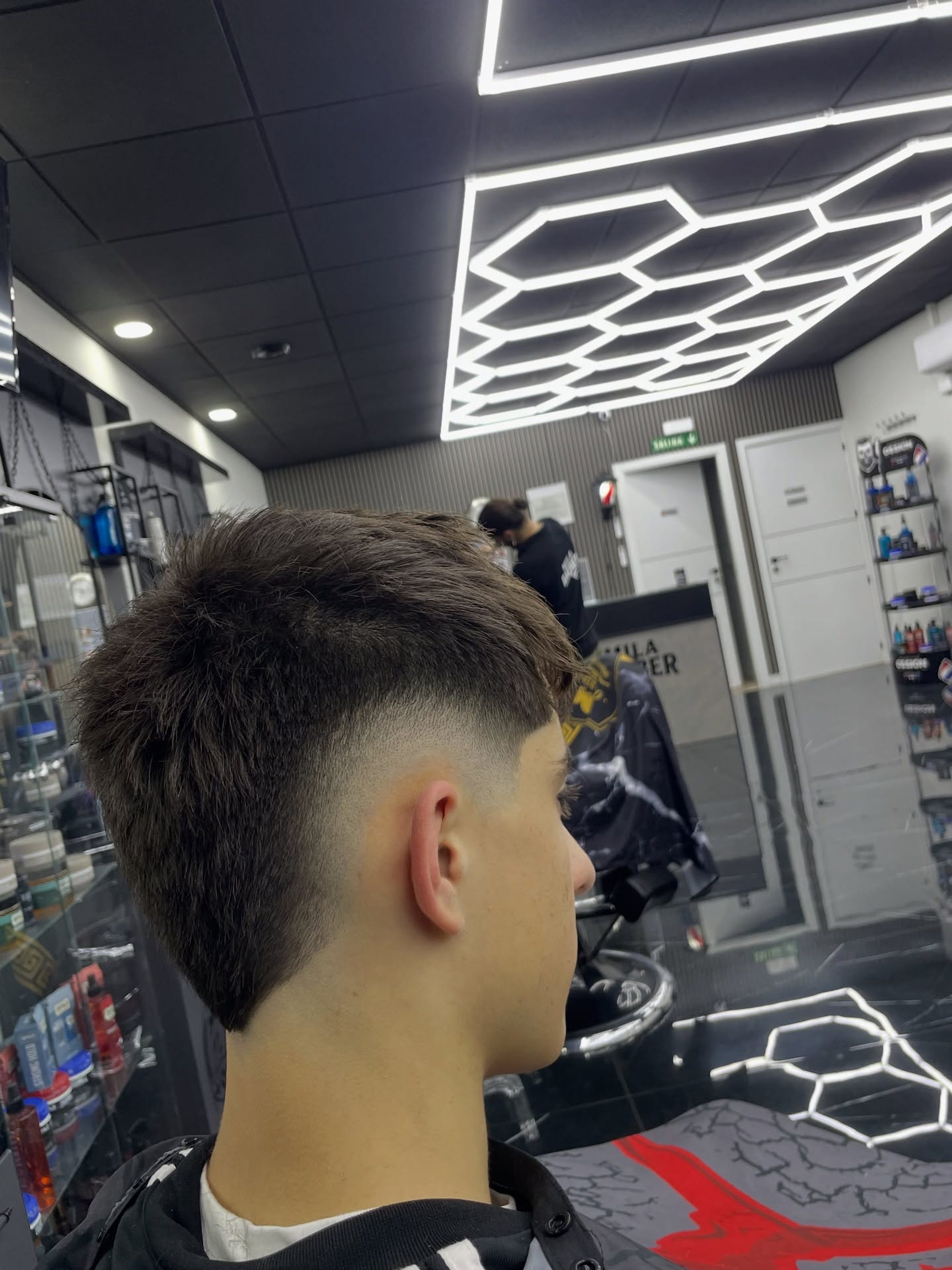 Corte con volumen por arriba y desvanecido bajo, visto de perfil