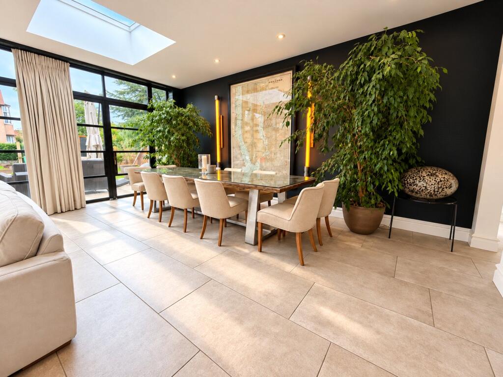 Dining area beside the steel-look aluminium glazed corner