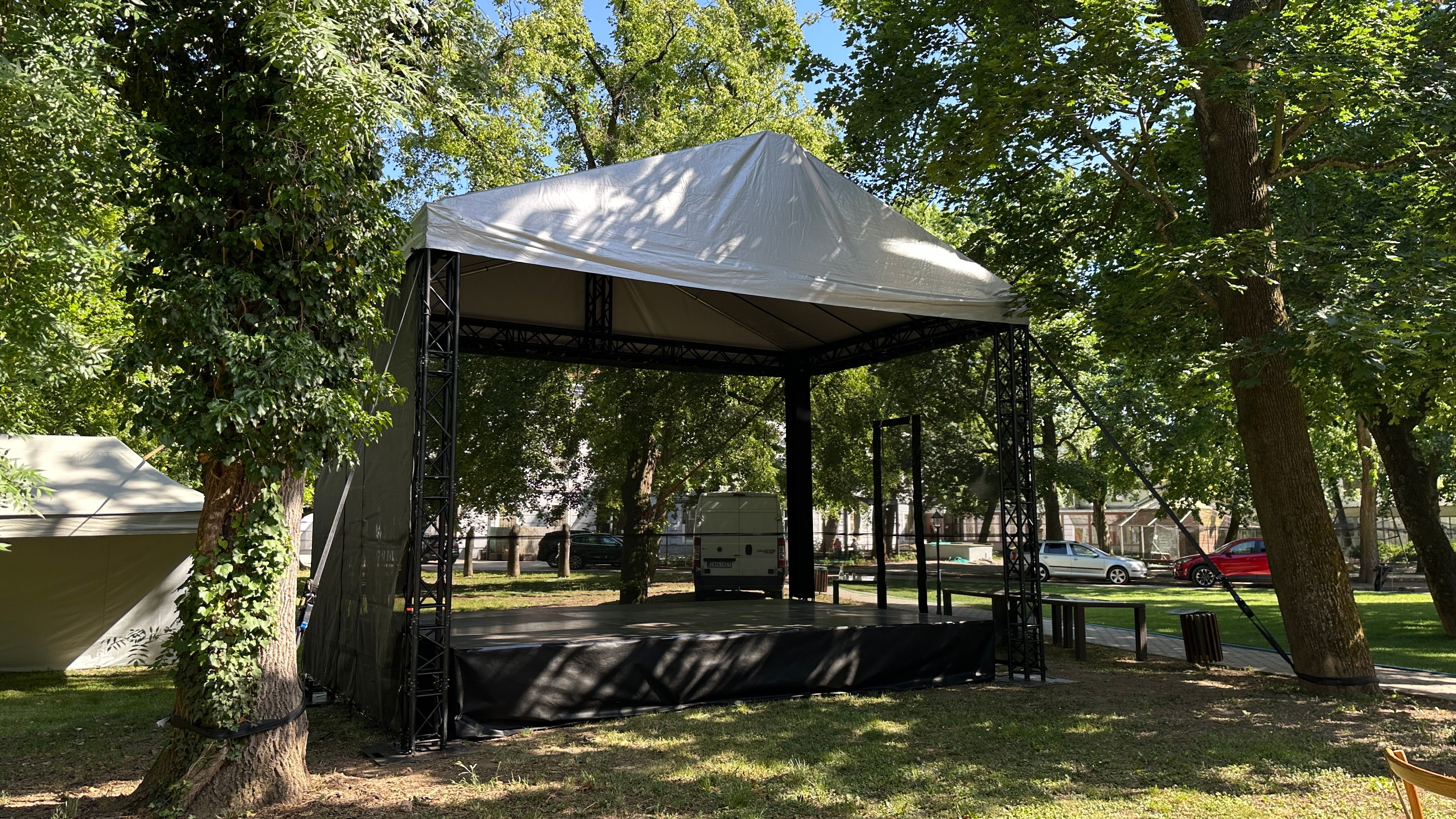 Zastrešenie + pódium — fotka 2