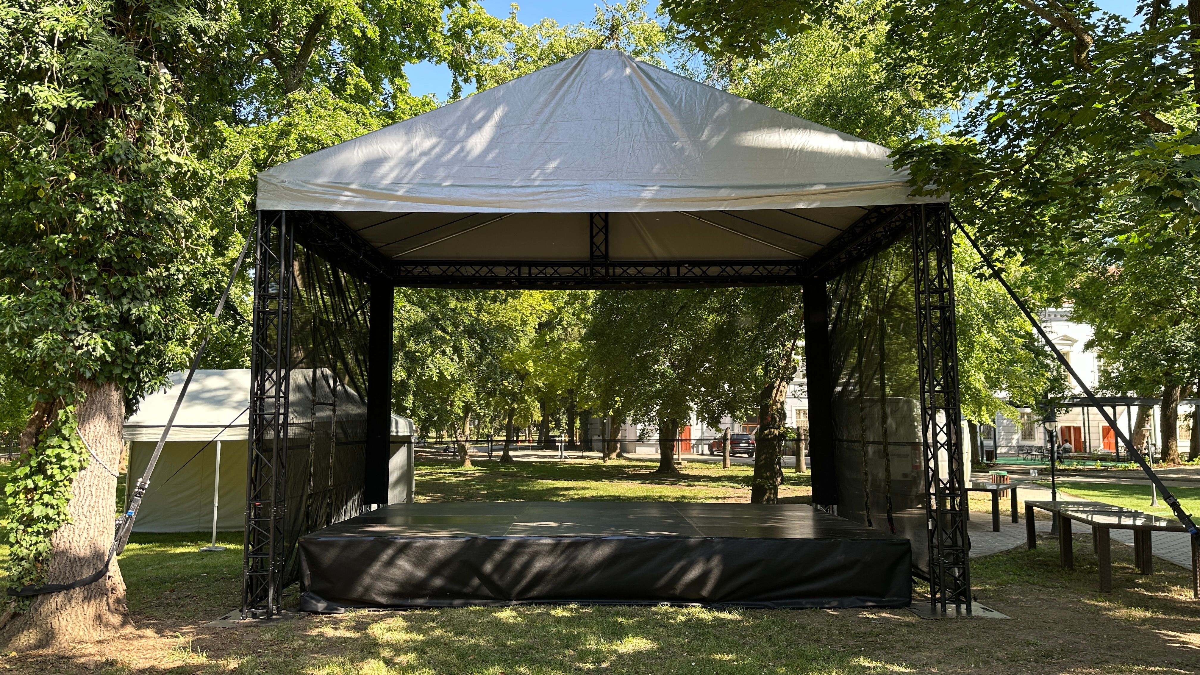 Zastrešenie + pódium — fotka 1