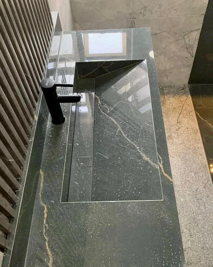 Mármol verde oscuro