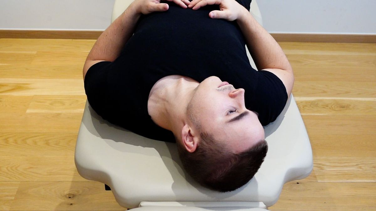 Mobilisation cervicale en inclinaison latérale, décubitus dorsal
