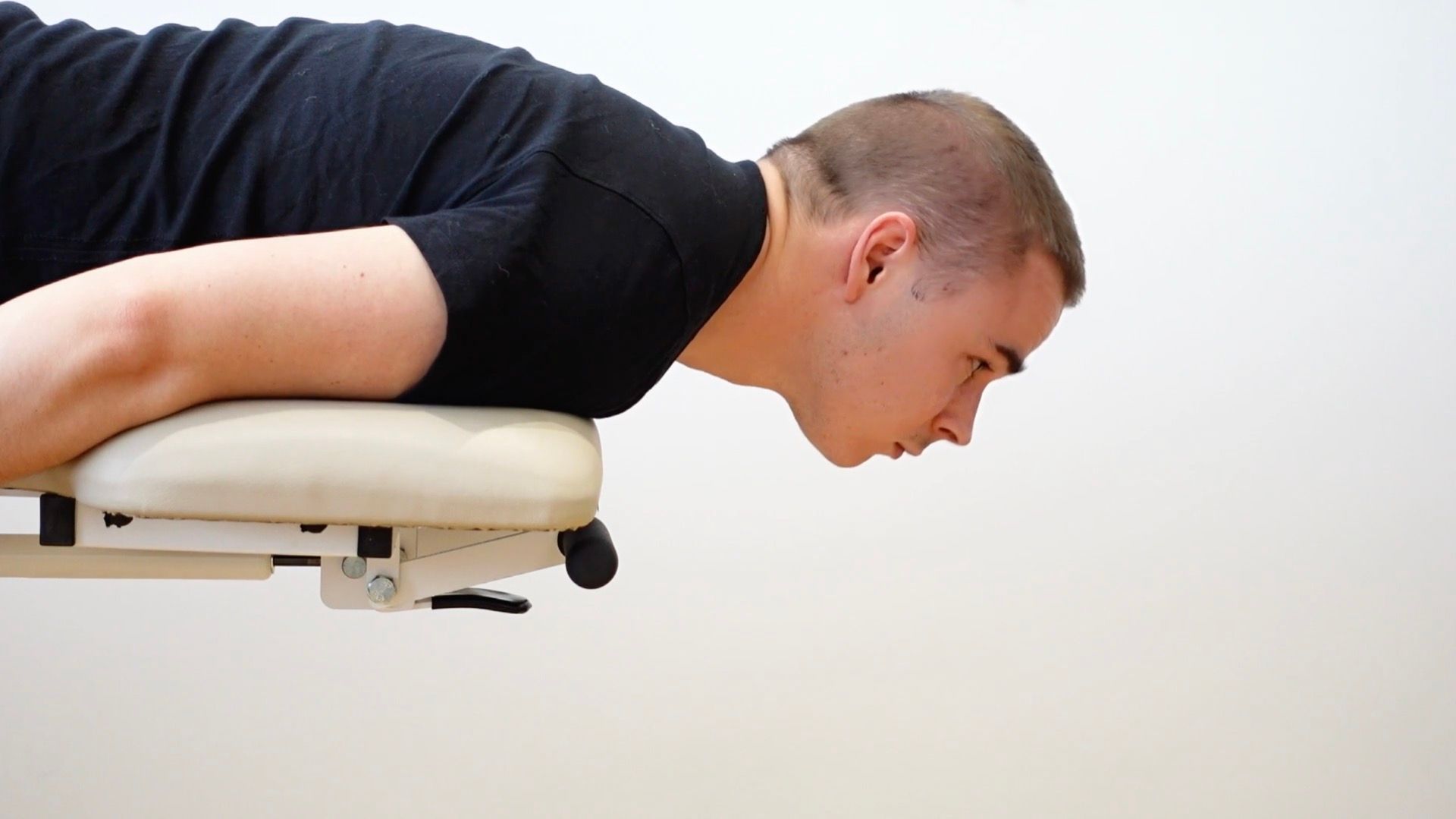 Mobilisation active cervicale en flexion / extension, procubitus, vue 2