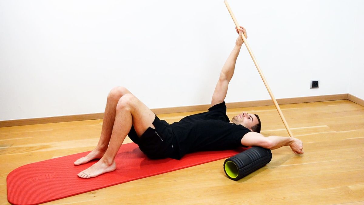 Rotation externe actif-aidé avec bâton en couché dorsal
