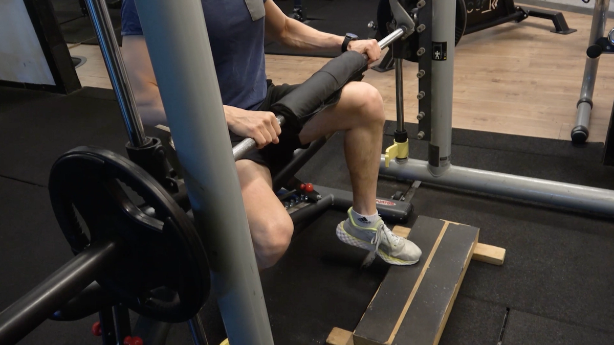 Single-Leg Heel Raise With Smith Machine