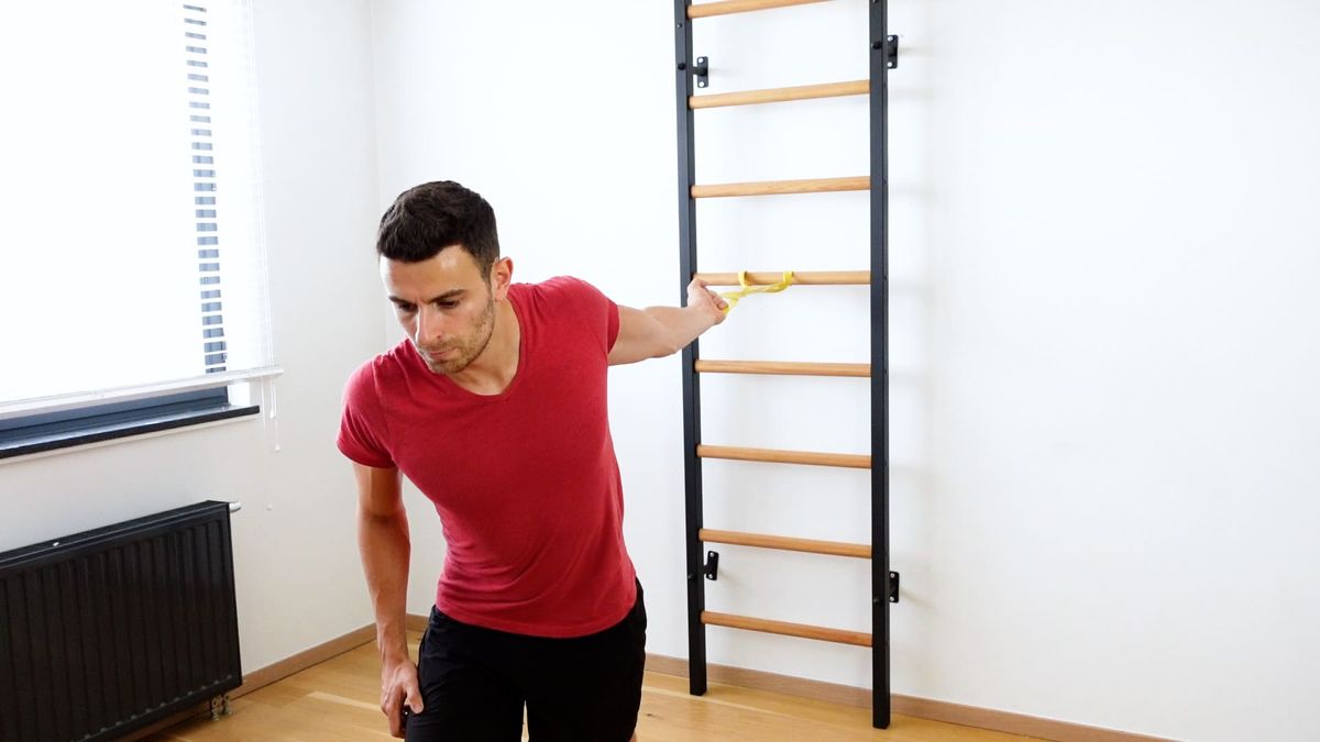 Rotation d'épaule en extension avec traction de l'élastique
